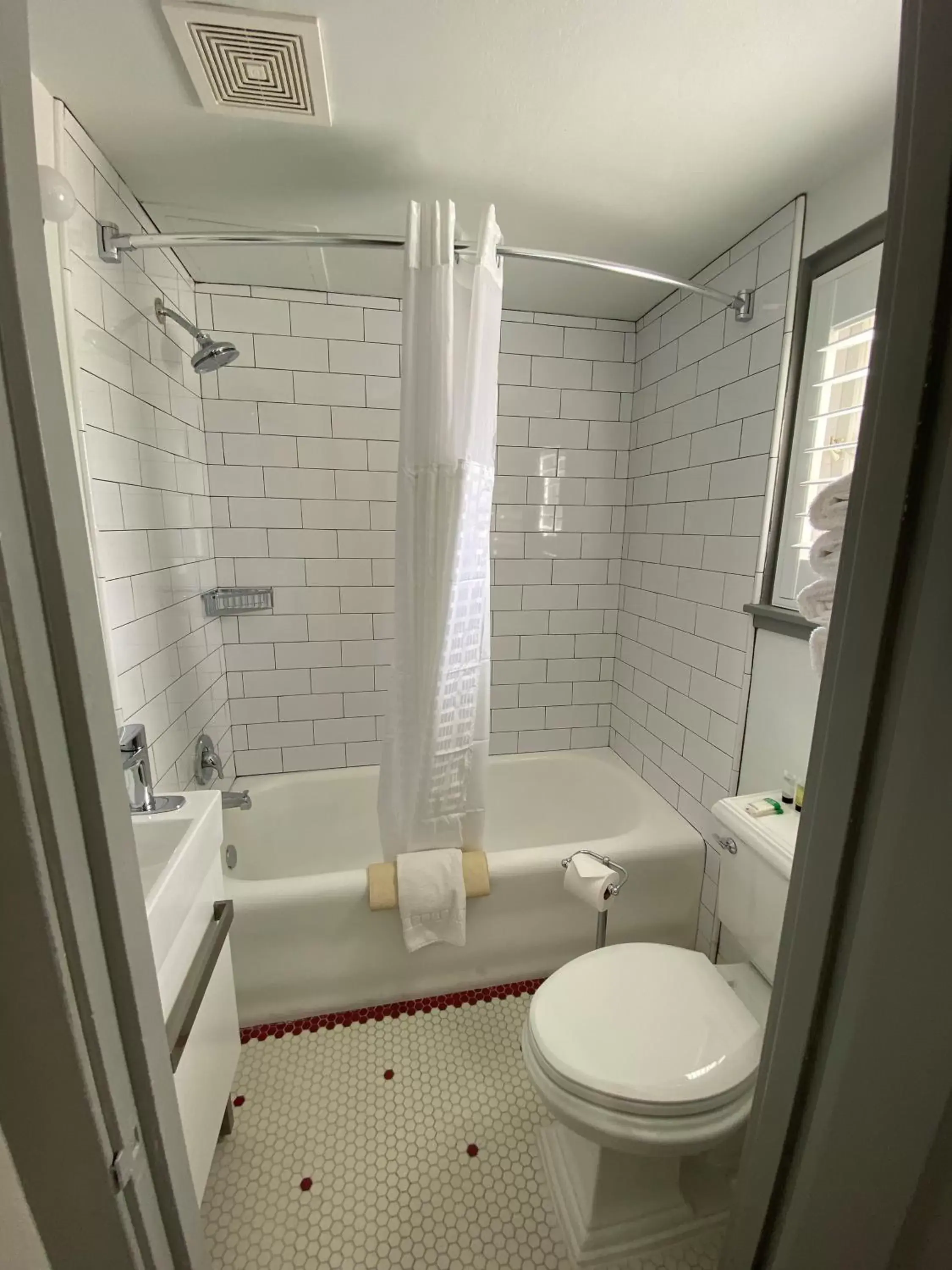 Shower, Bathroom in Hotel Nevada & Gambling Hall