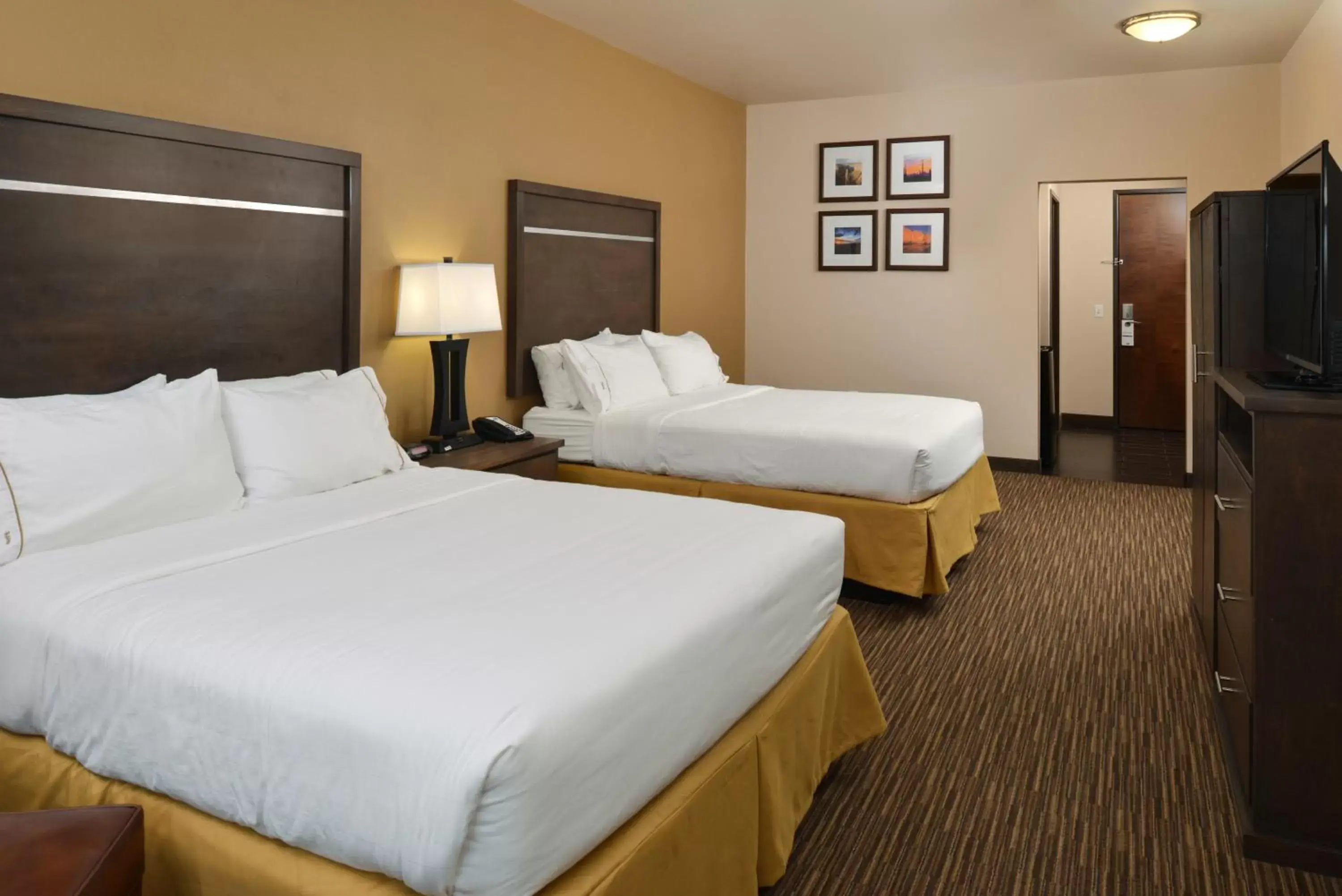 Photo of the whole room, Room Photo in Holiday Inn Express & Suites Globe, an IHG Hotel
