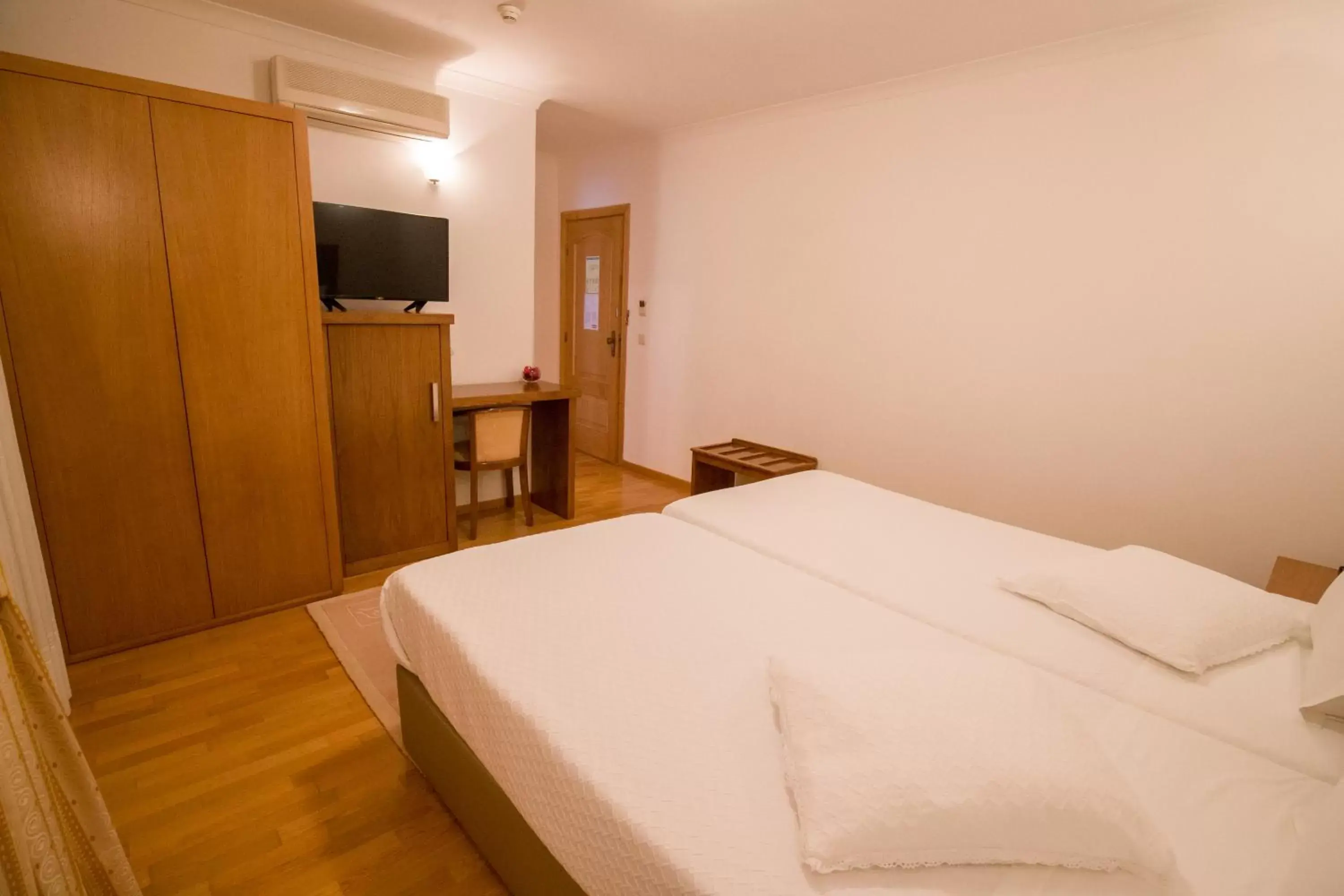 Bedroom, Bed in Hotel Estalagem Turismo