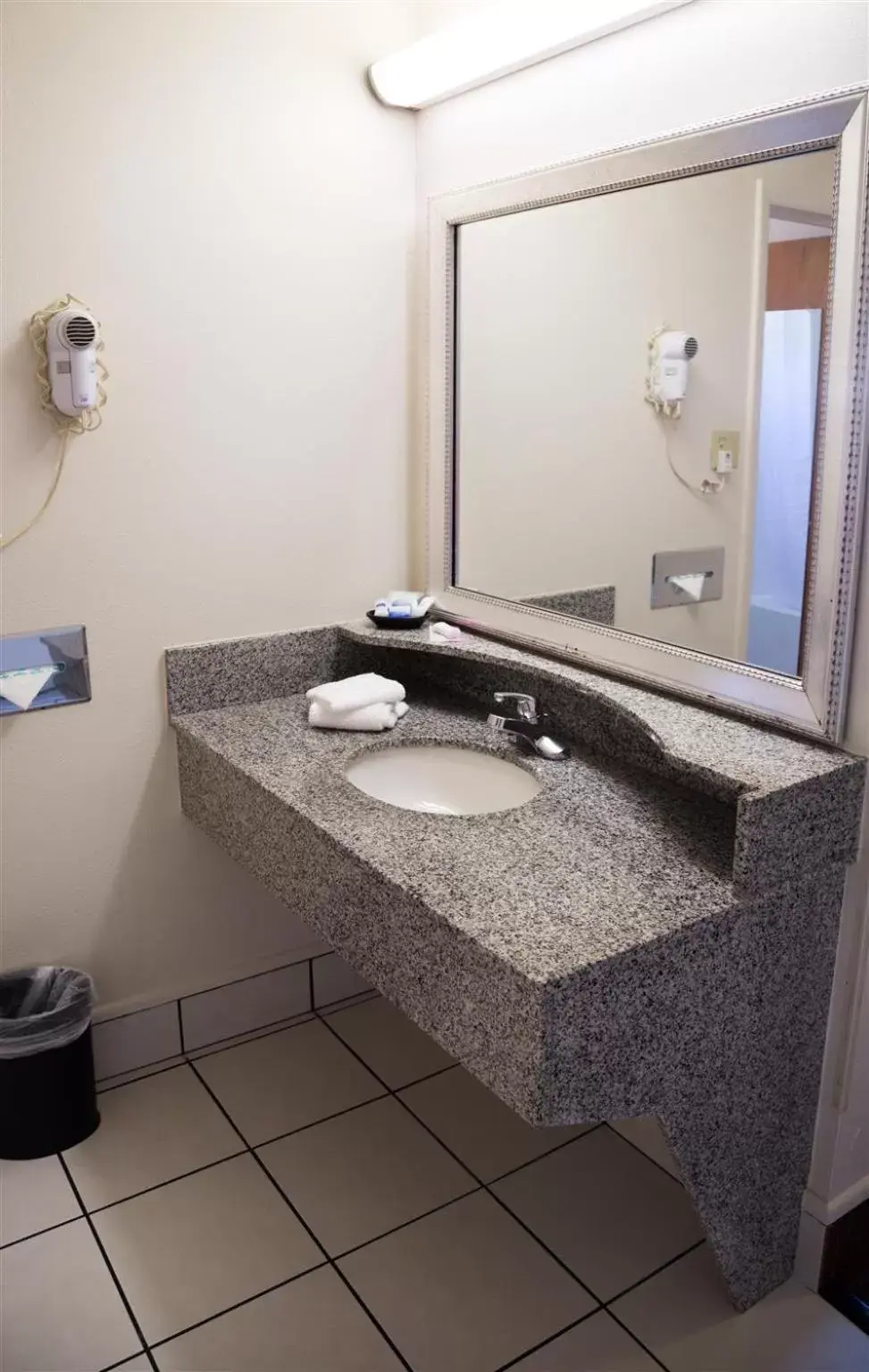 Queen Room with Two Queen Beds - Disability Access/Bath Tub in Best Western Paradise Inn & Resort Queen Room with Two Queen Beds - Disability Access/Bath Tub in Best Western Paradise Inn & Resort