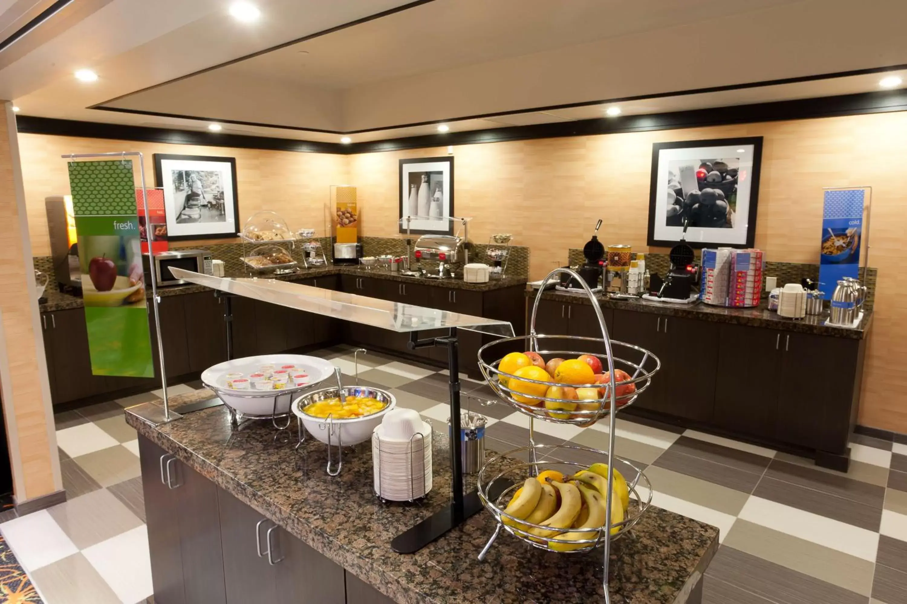 Restaurant/Places to Eat in Hampton Inn and Suites Tulsa Central