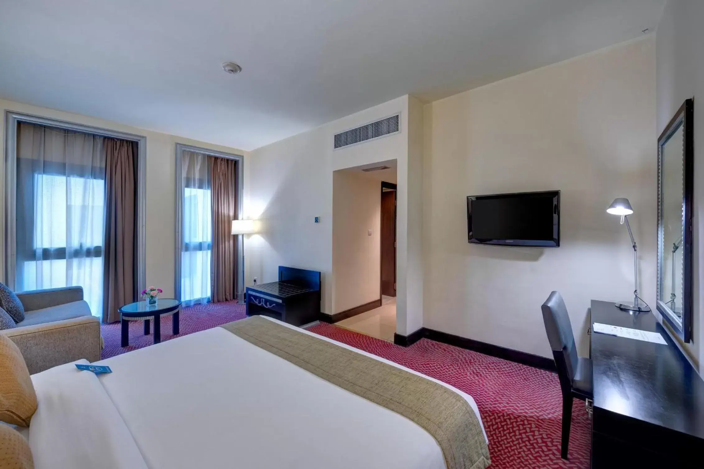 Bed, TV/Entertainment Center in Mercure Gold Hotel, Jumeirah, Dubai