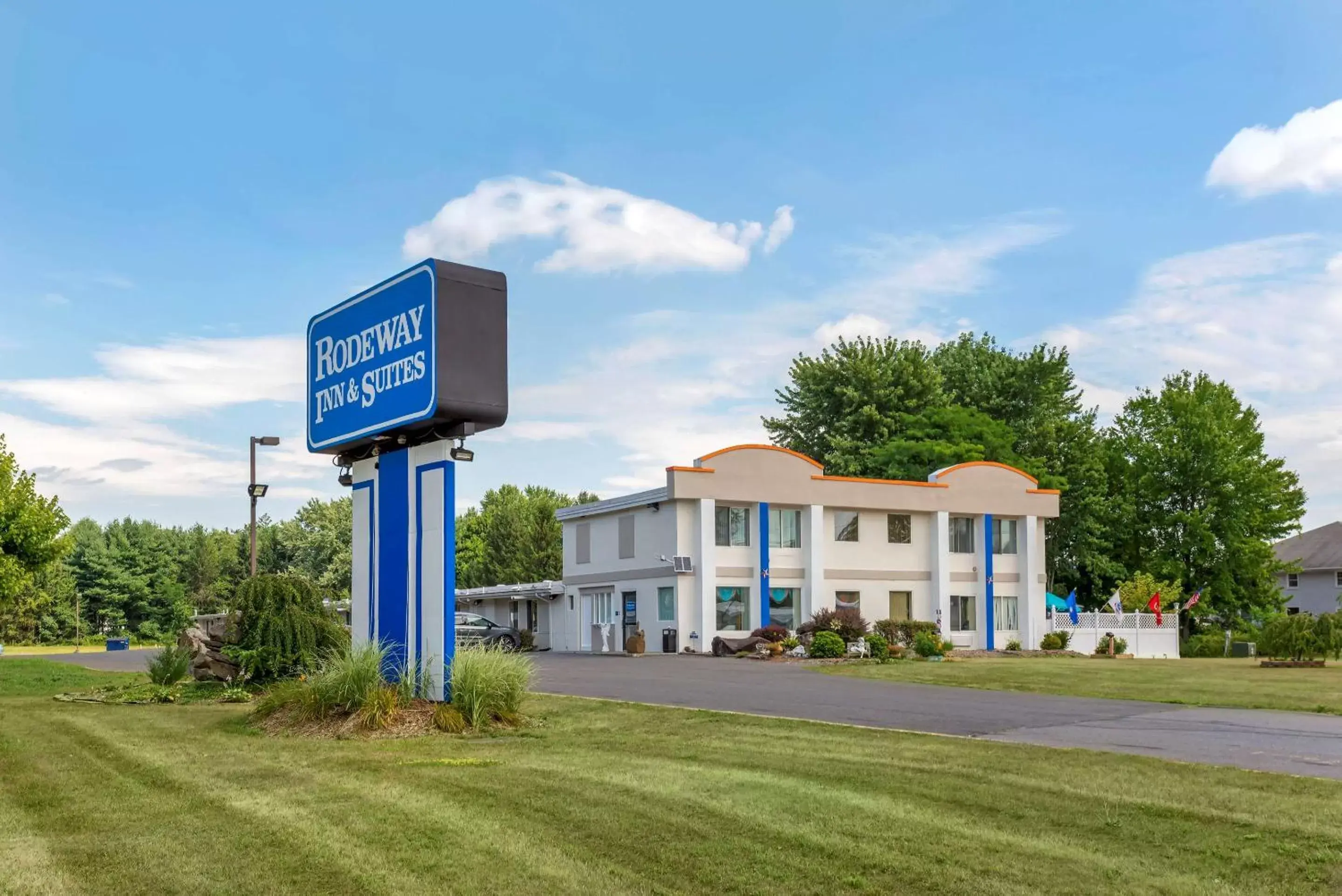 Property Building in Rodeway Inn & Suites New Paltz- Hudson Valley