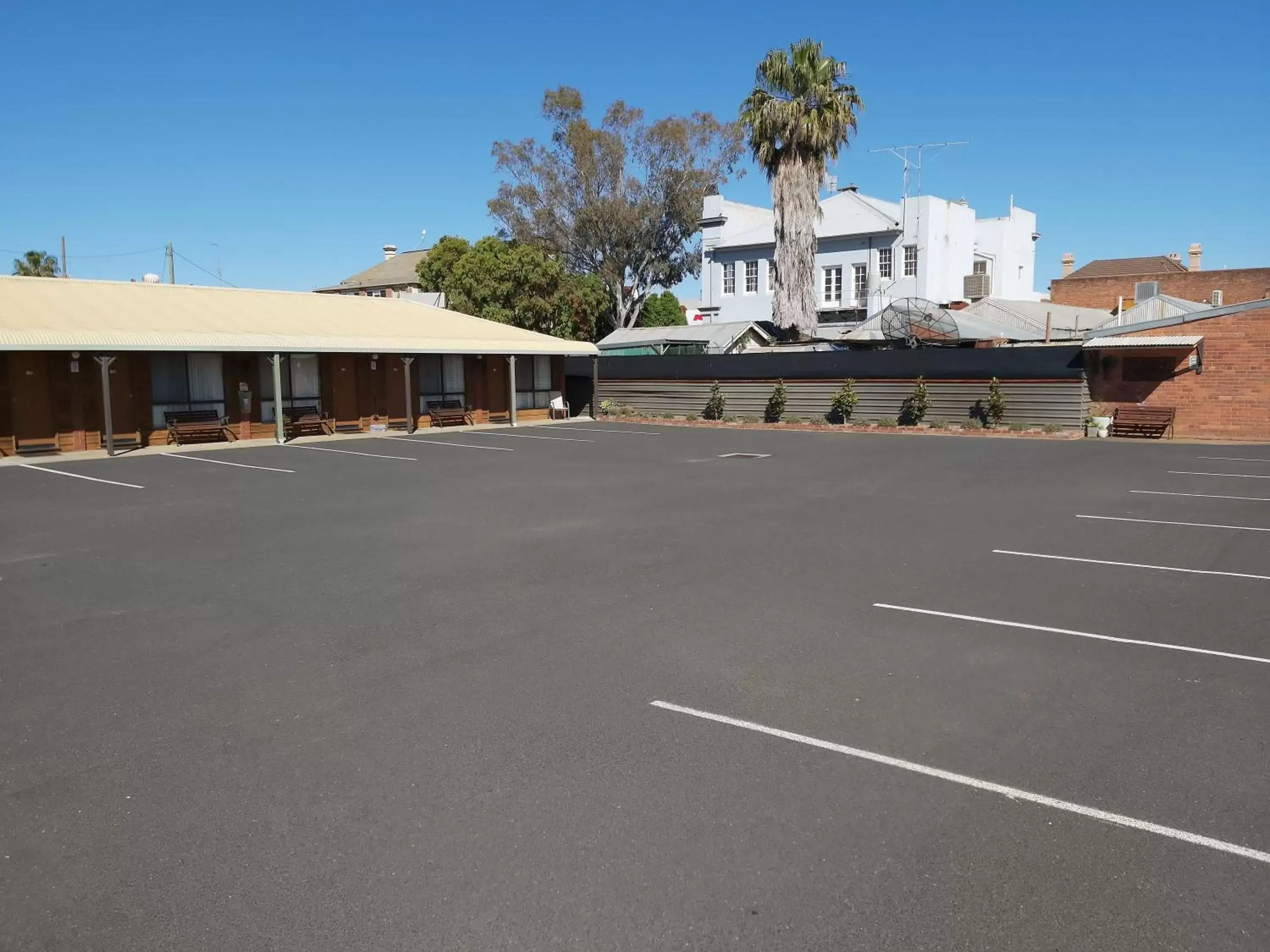 Parking, Property Building in Country Mile Motor Inn