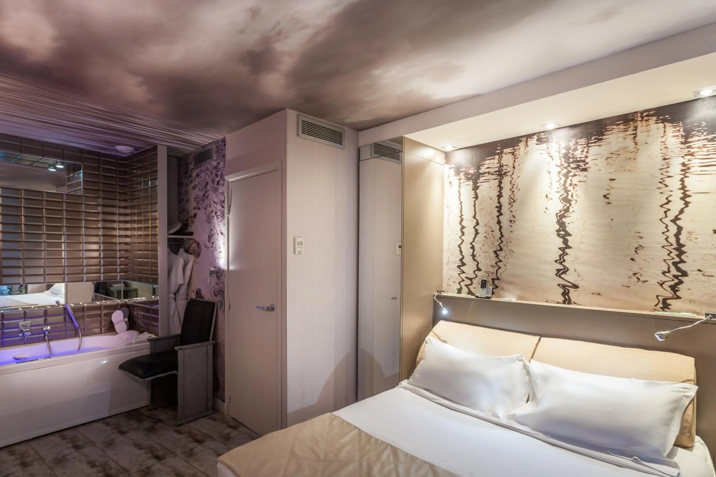 Bathroom, Bed in Apostrophe Hôtel