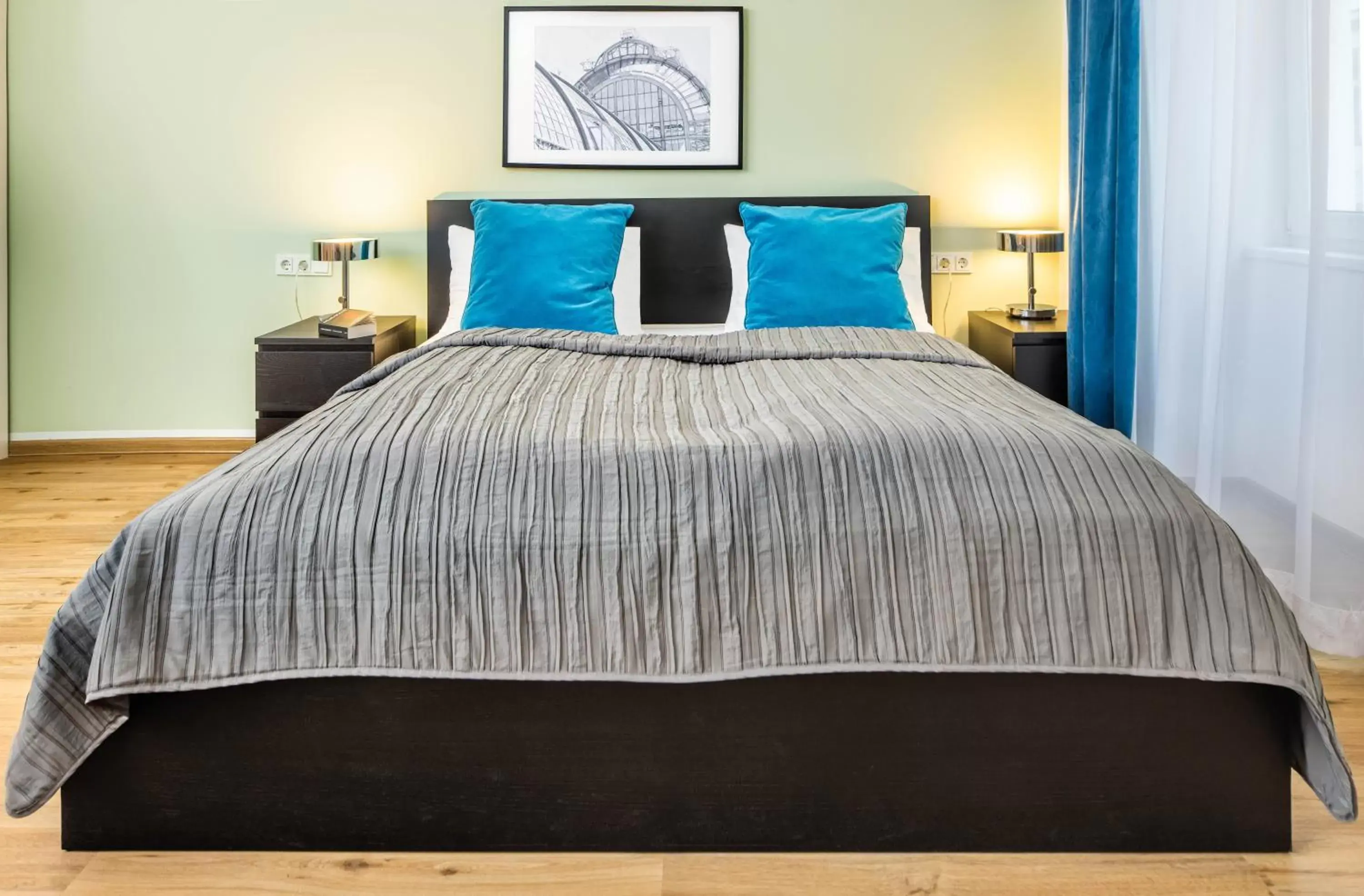 Bed in Jimmy's Apartments Emerald Bed in Jimmy's Apartments Emerald