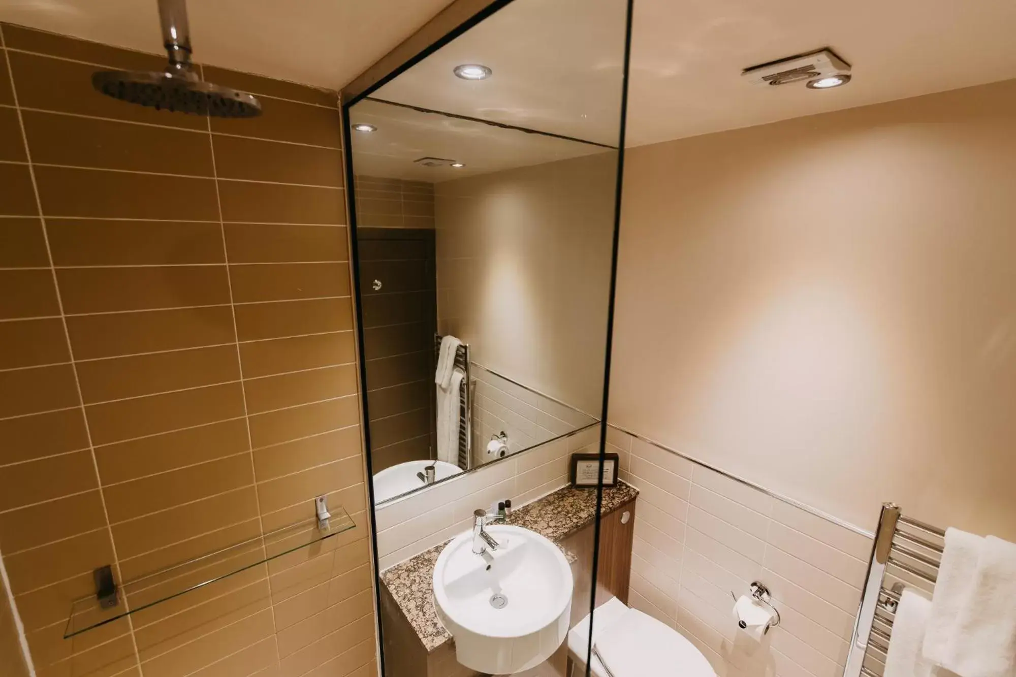Bathroom in Lynnhurst Hotel