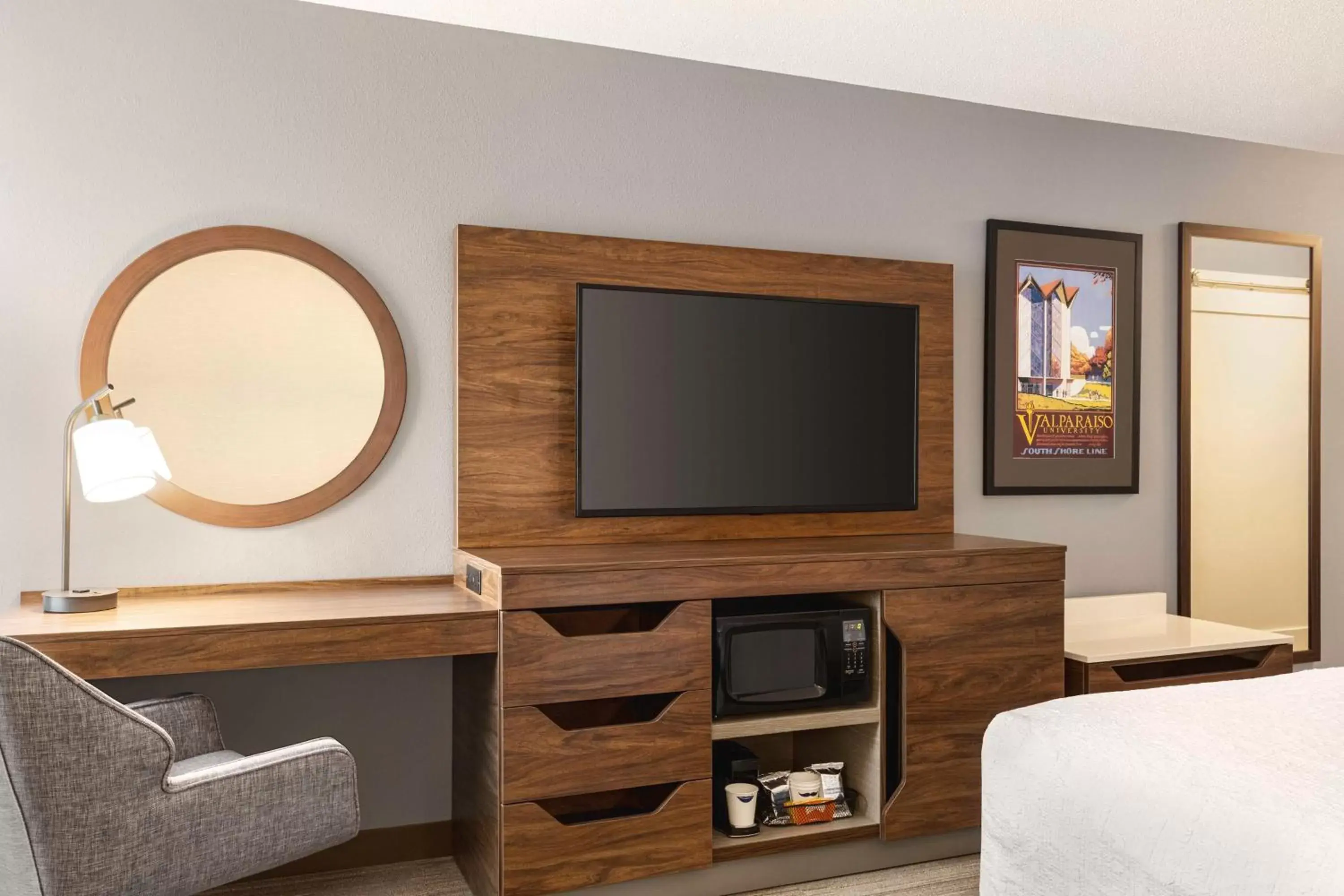 Bed, TV/Entertainment Center in Hampton Inn & Suites Valparaiso