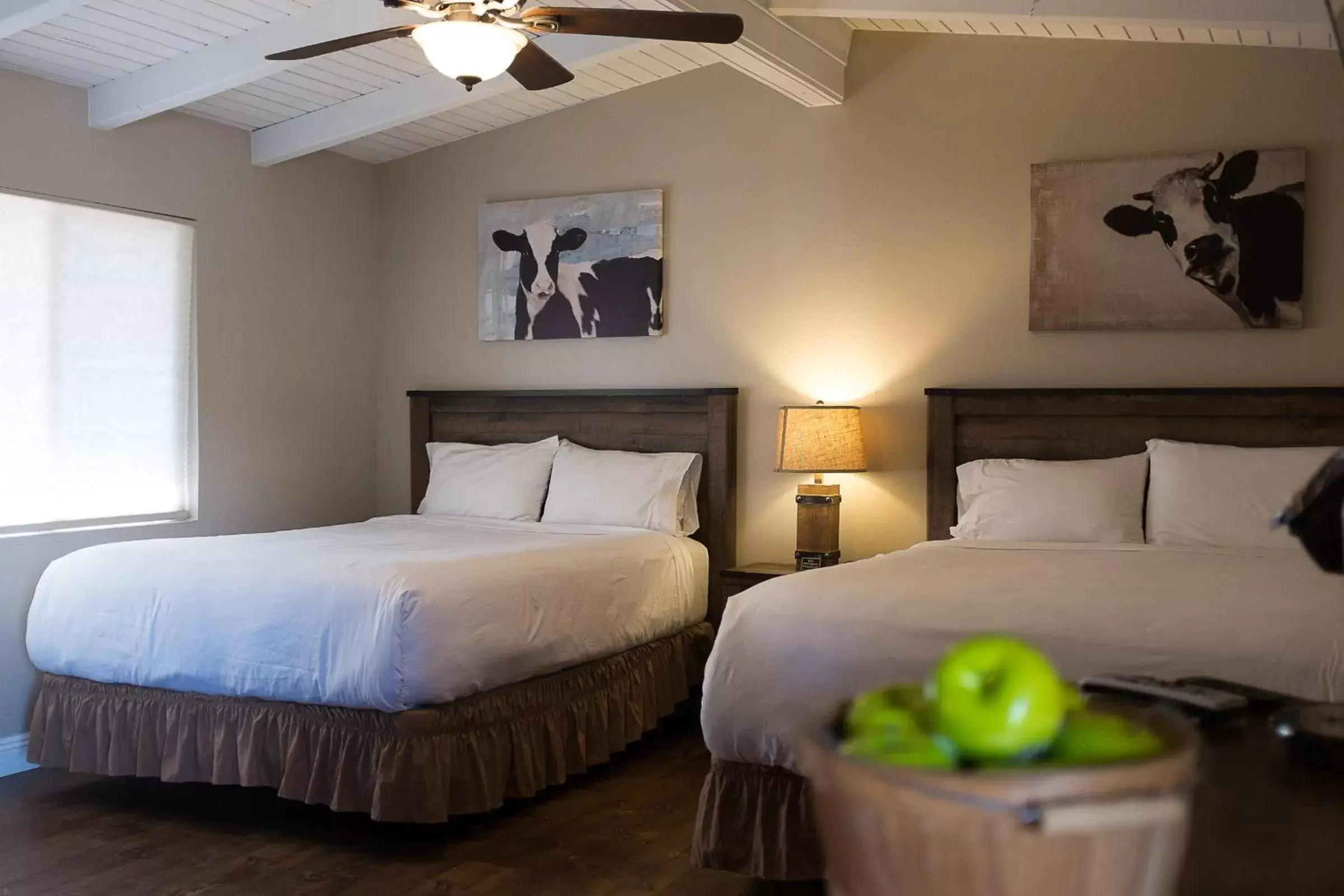 Bedroom, Bed in Apple Tree Inn