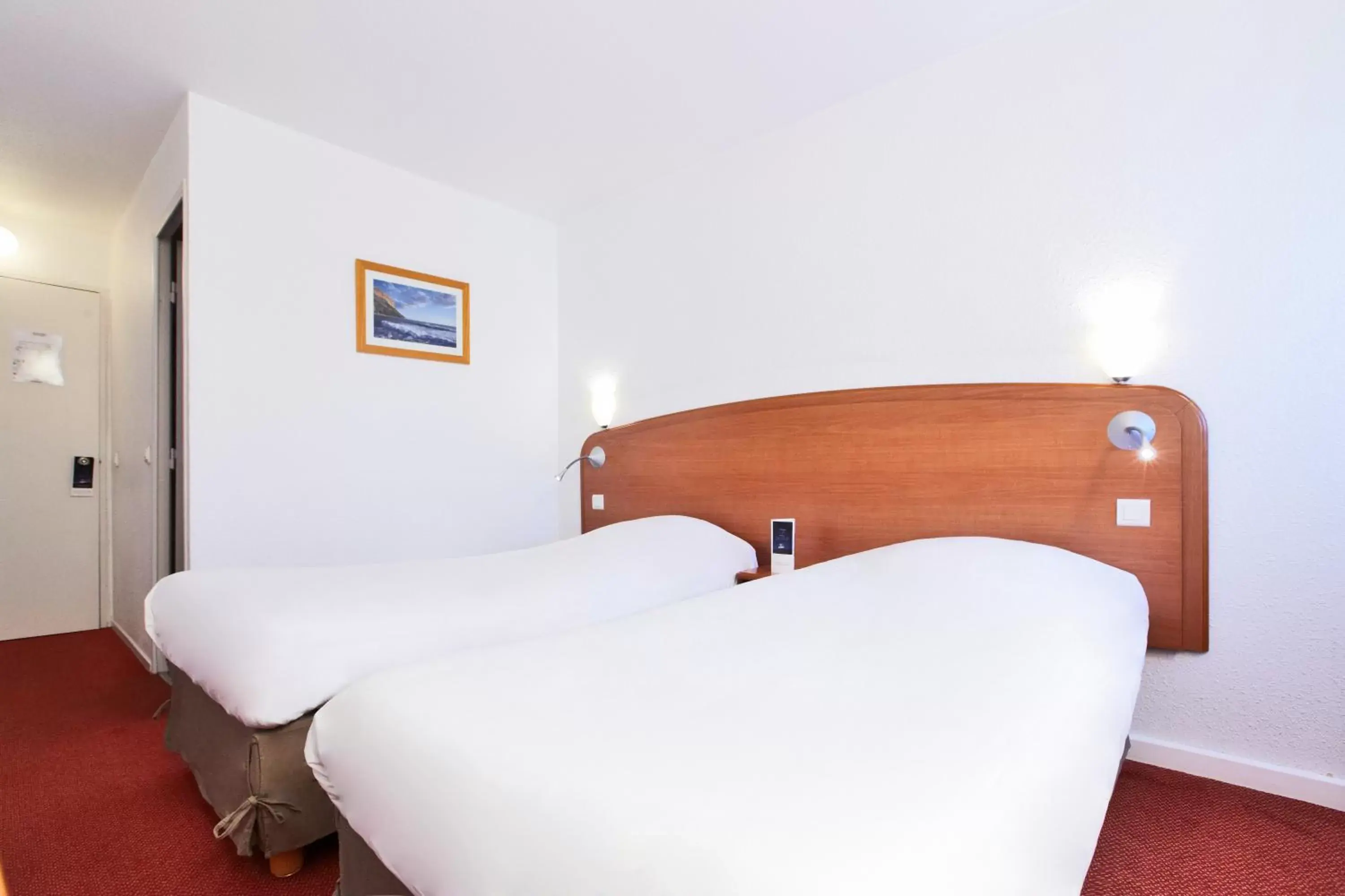 Bedroom, Bed in Kyriad Toulon Est Hyeres La Garde