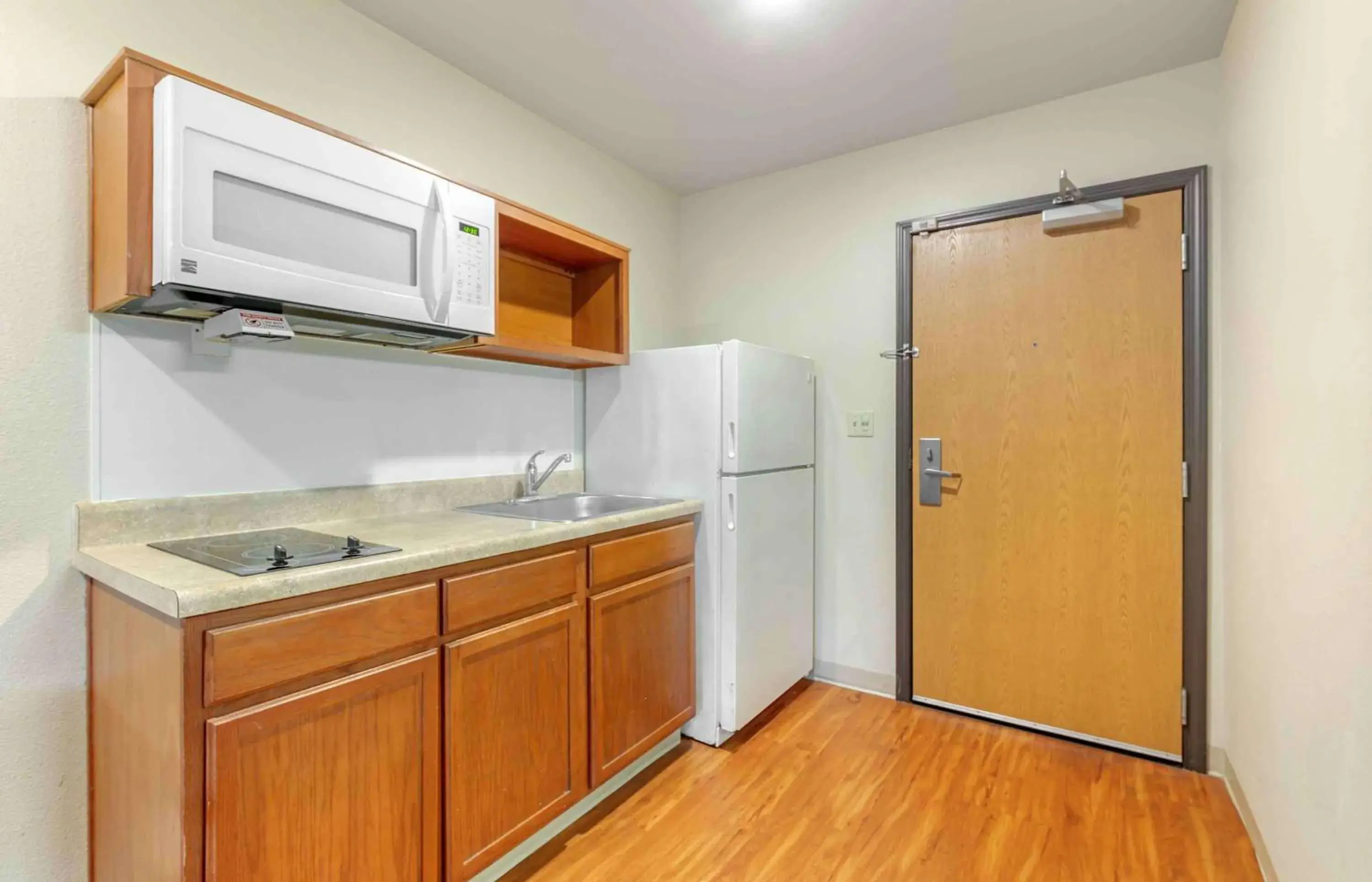 Bedroom, Kitchen/Kitchenette in Extended Stay America Select Suites - Fort Lauderdale - Airport - West