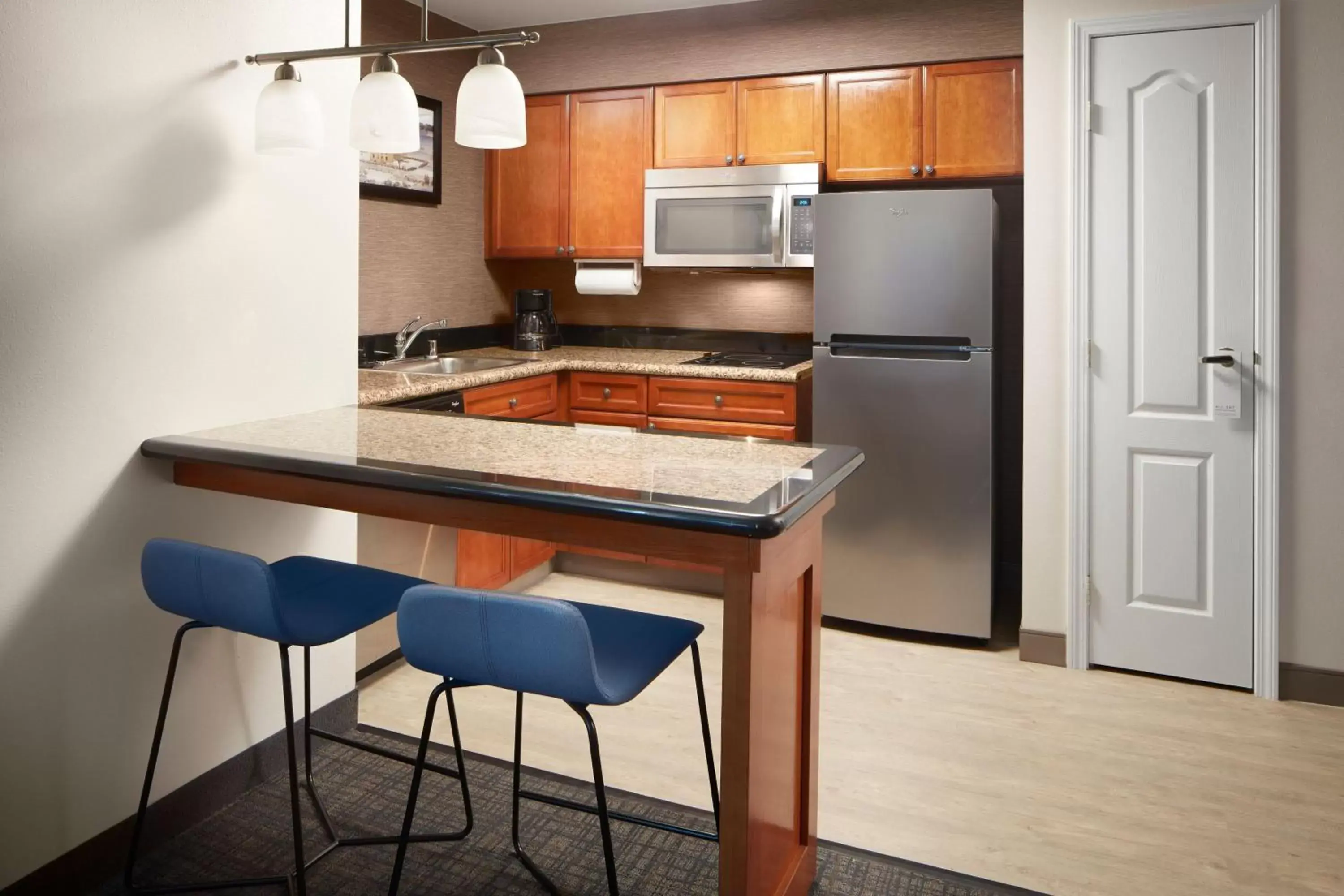 Kitchen or kitchenette, Kitchen/Kitchenette in Residence Inn Manassas Battlefield Park