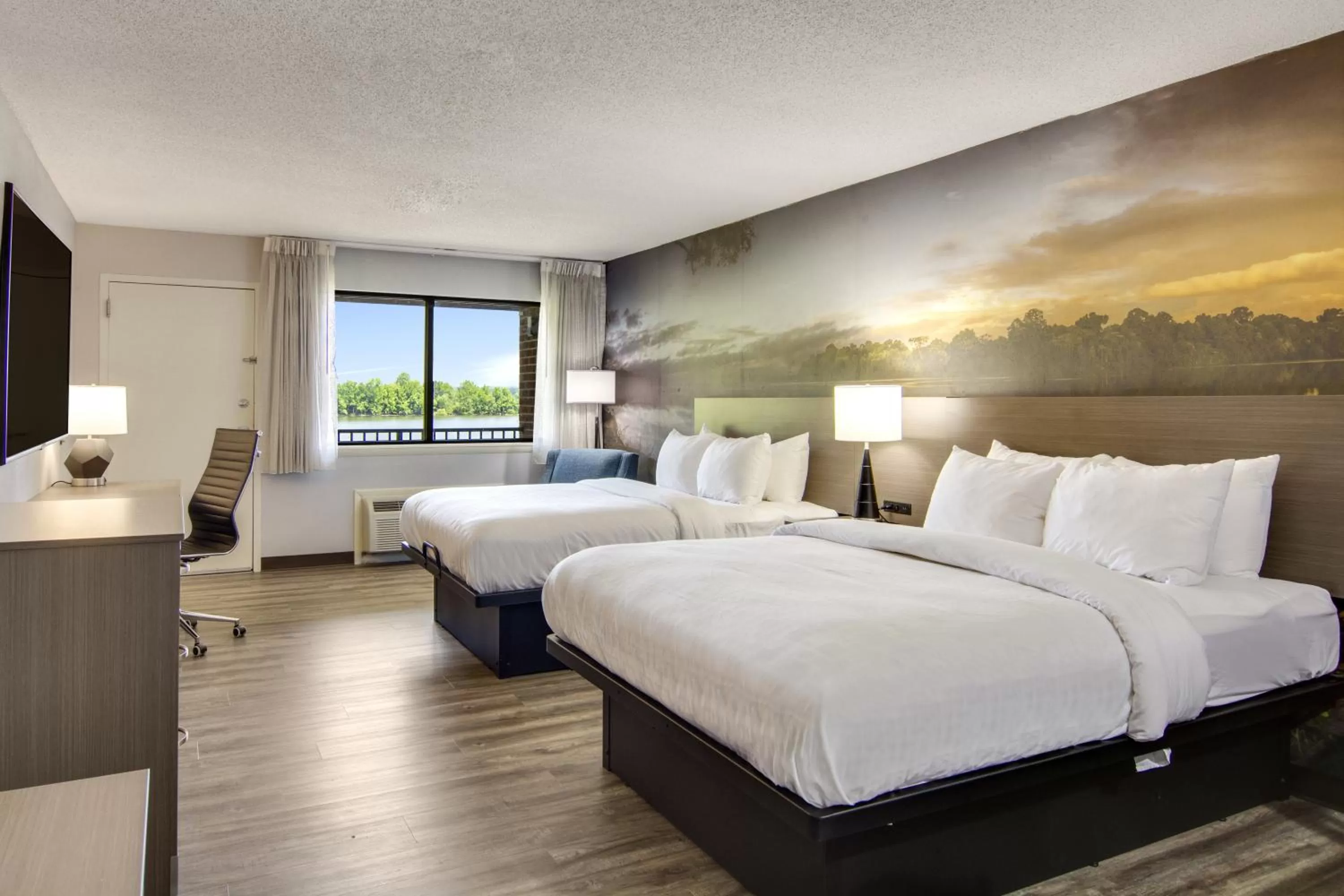 Photo of the whole room, Bed in Clarion Pointe on the lake Clarksville-South Hill West