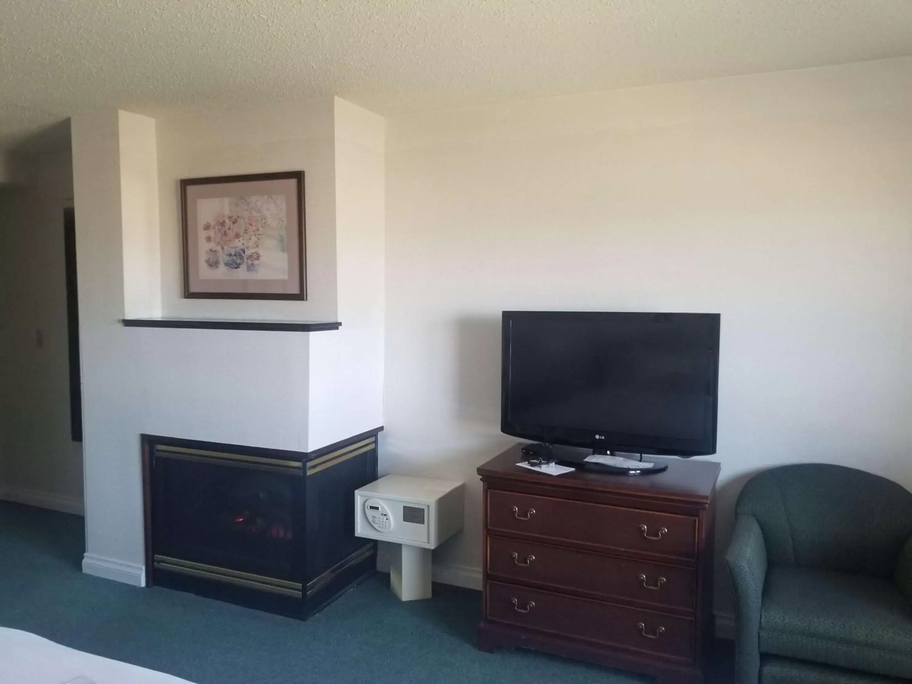 Photo of the whole room, TV/Entertainment Center in Best Western Sault Ste. Marie