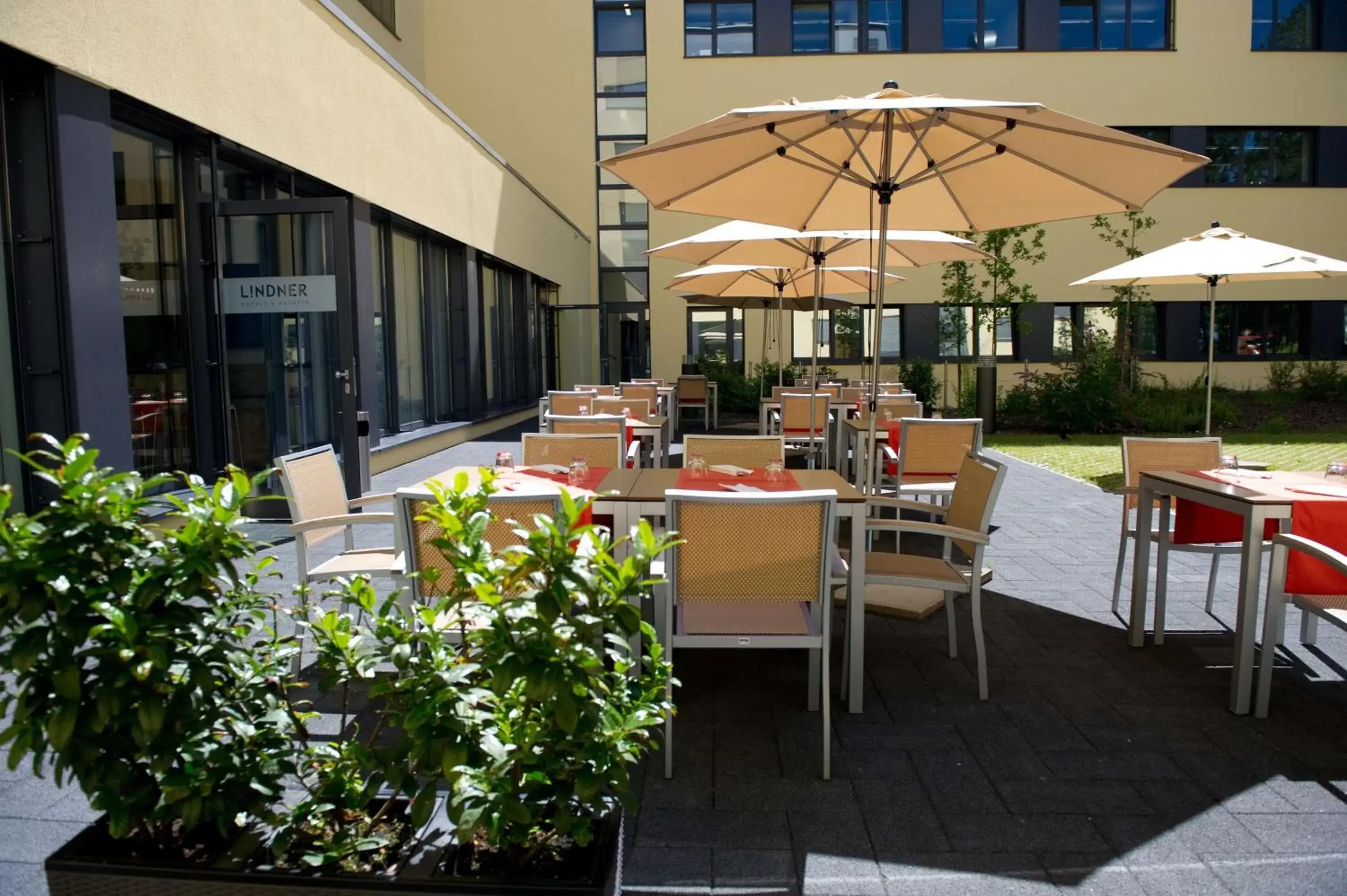 Patio, Restaurant/Places to Eat in Lindner Hotel Frankfurt Sportpark part of JdV by Hyatt