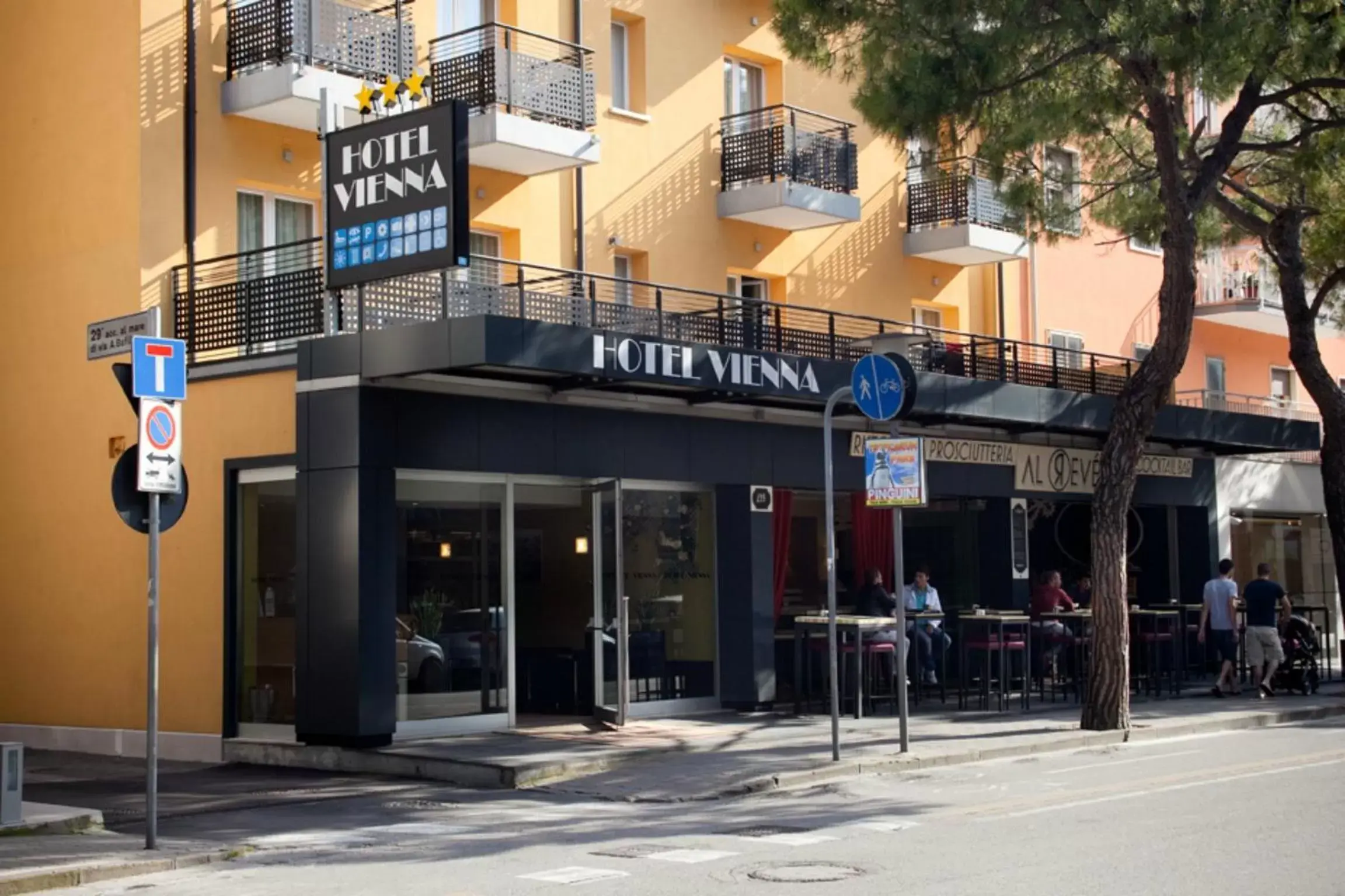 Facade/entrance, Property Building in Hotel Vienna