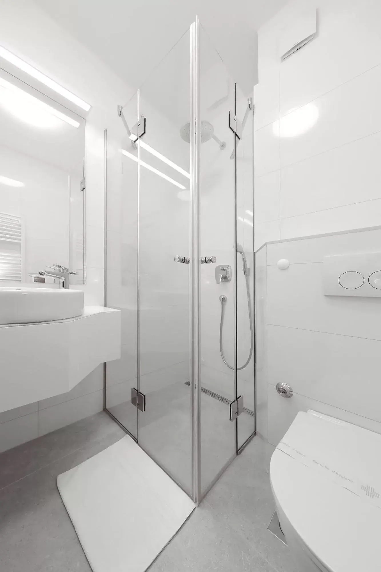 Shower, Bathroom in Hotel Mediteran