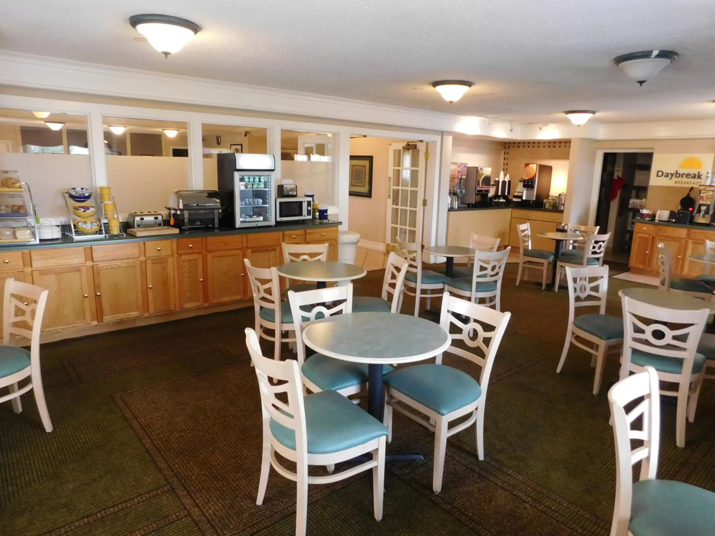 Continental breakfast, Restaurant/Places to Eat in Days Inn & Suites by Wyndham Arlington Heights