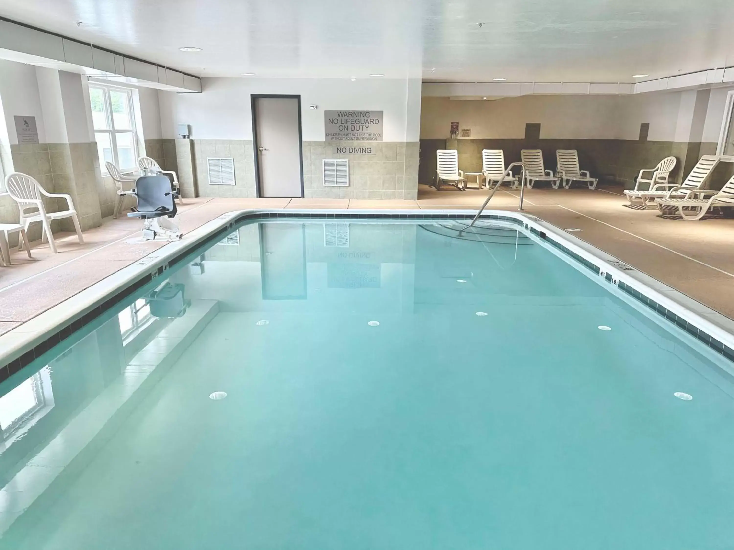 Pool view, Swimming Pool in Country Inn & Suites by Radisson, Harrisonburg, VA