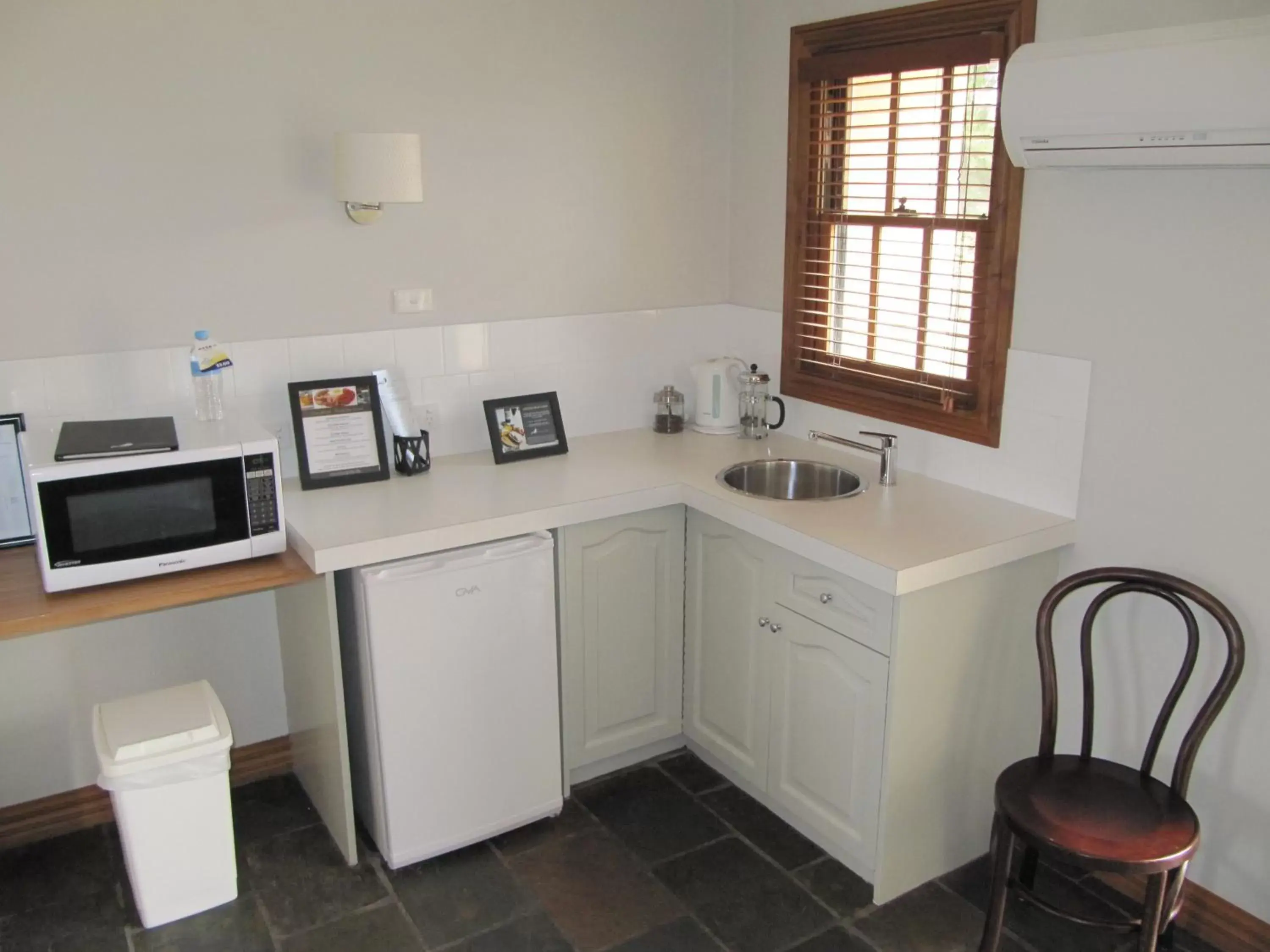 Coffee/tea facilities, Kitchen/Kitchenette in Seacombe House Motor Inn Port Fairy