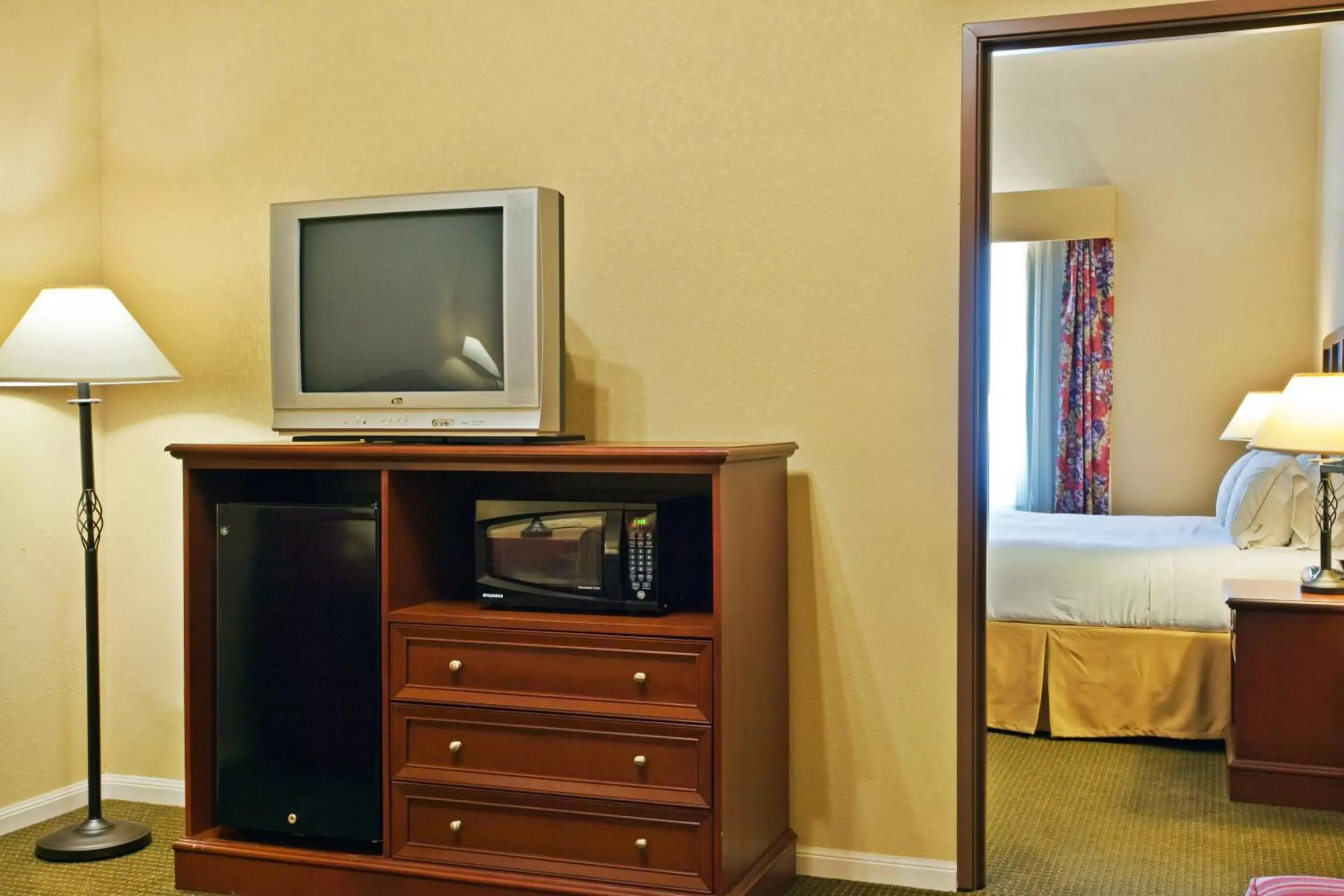 Bedroom, TV/Entertainment Center in Holiday Inn Express of Salado-Belton, an IHG Hotel