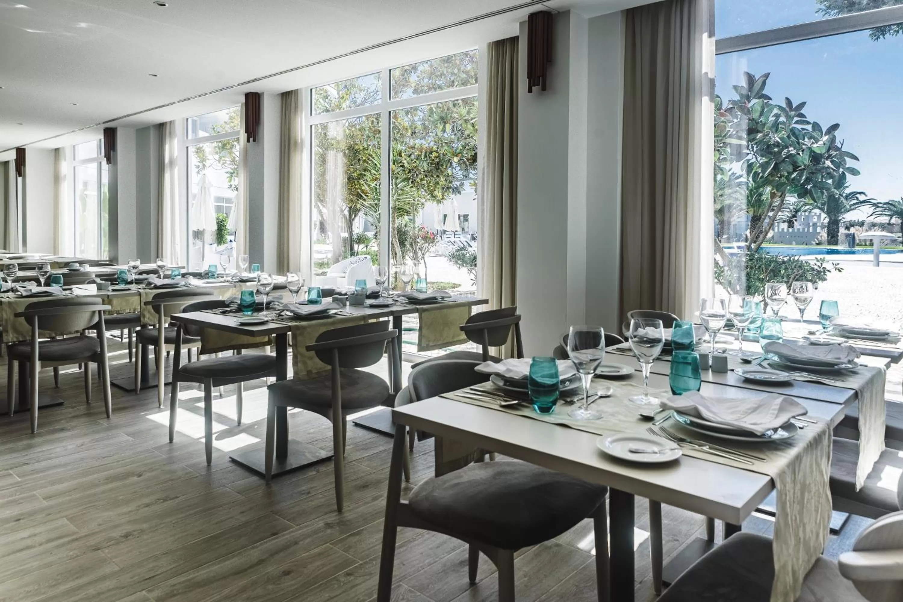 Restaurant/places to eat in MH Atlantico