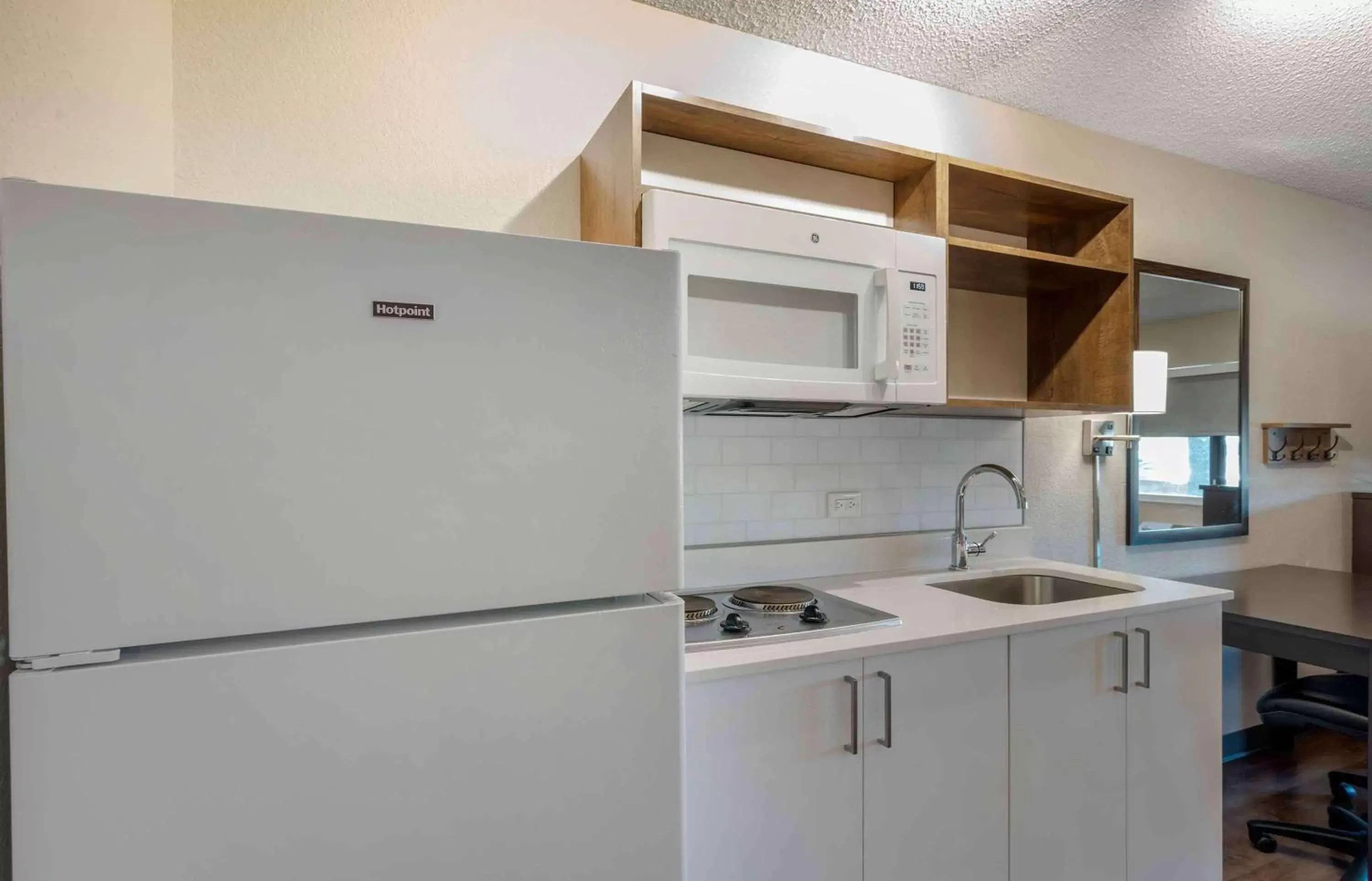 Bedroom, Kitchen/Kitchenette in Extended Stay America Premier Suites - Fort Lauderdale - Deerfield Beach