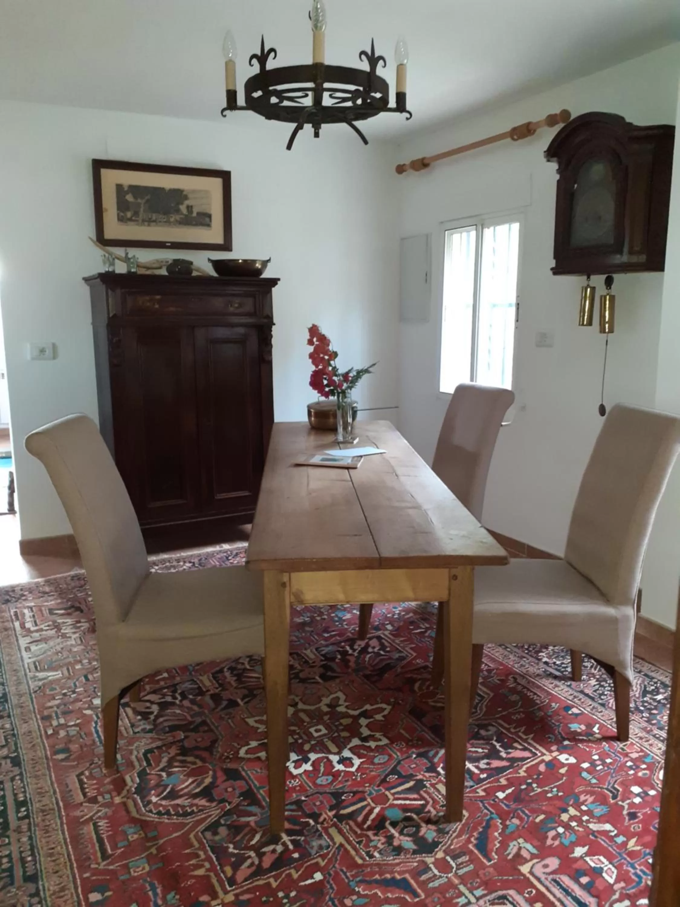 Dining area, TV/Entertainment Center in Casa Loro Loco B&B