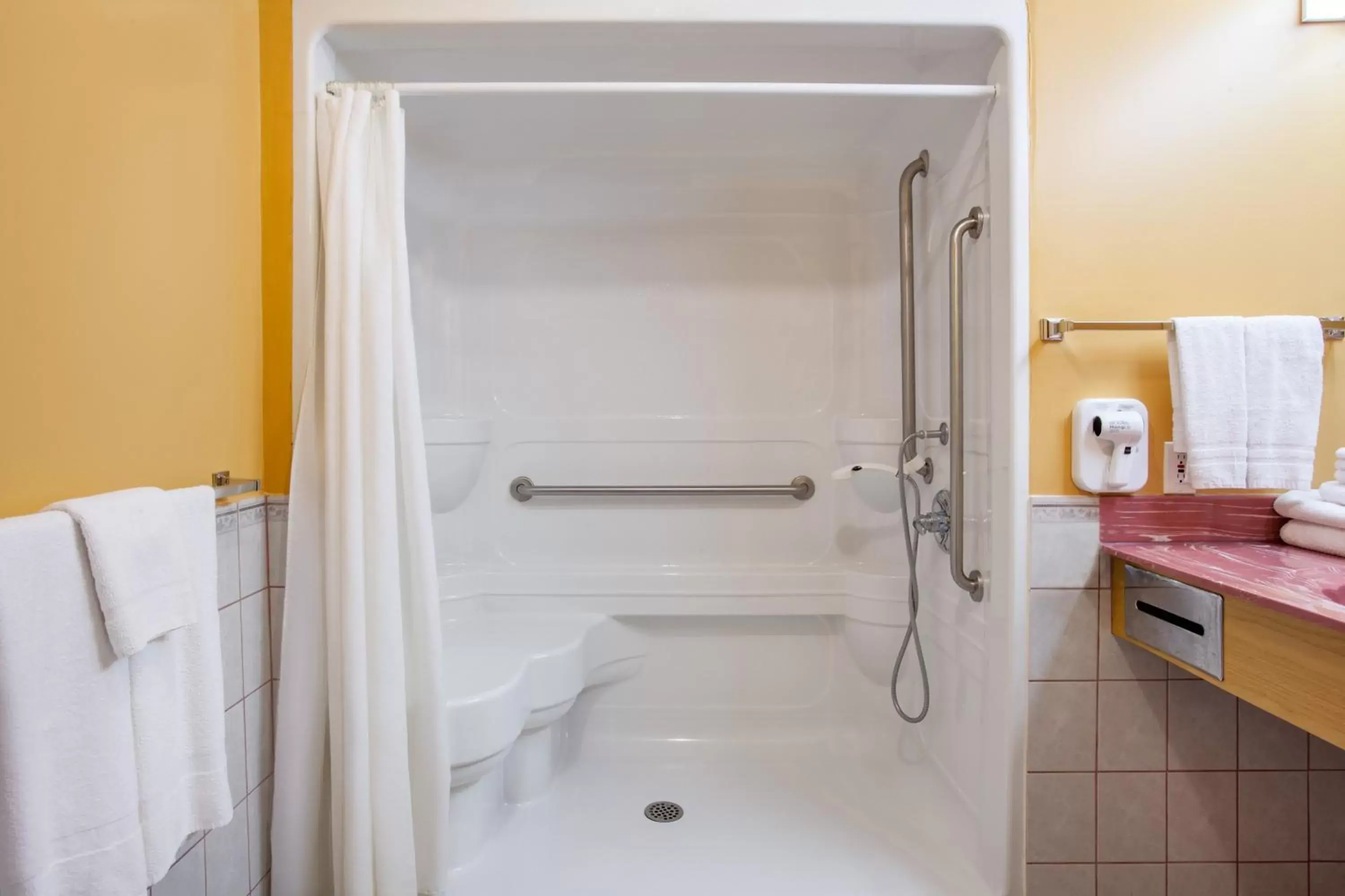 Shower, Bathroom in Knights Inn Woodstock