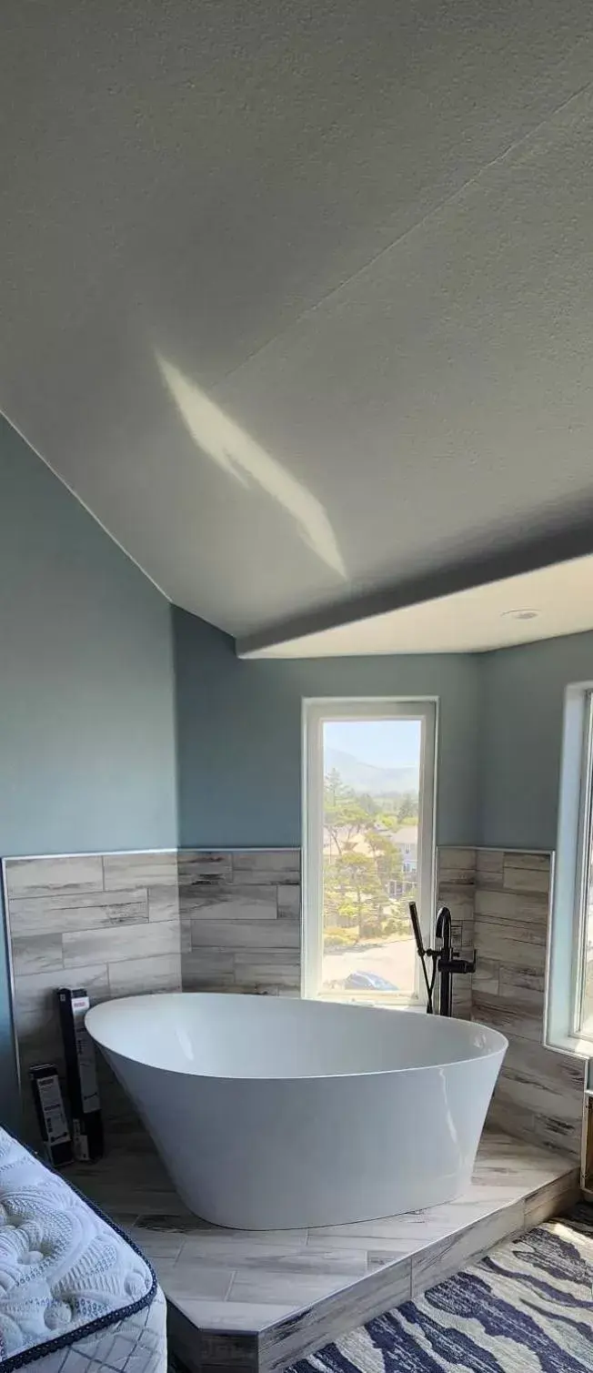 Bath, Bathroom in The Seaside Oceanfront Inn