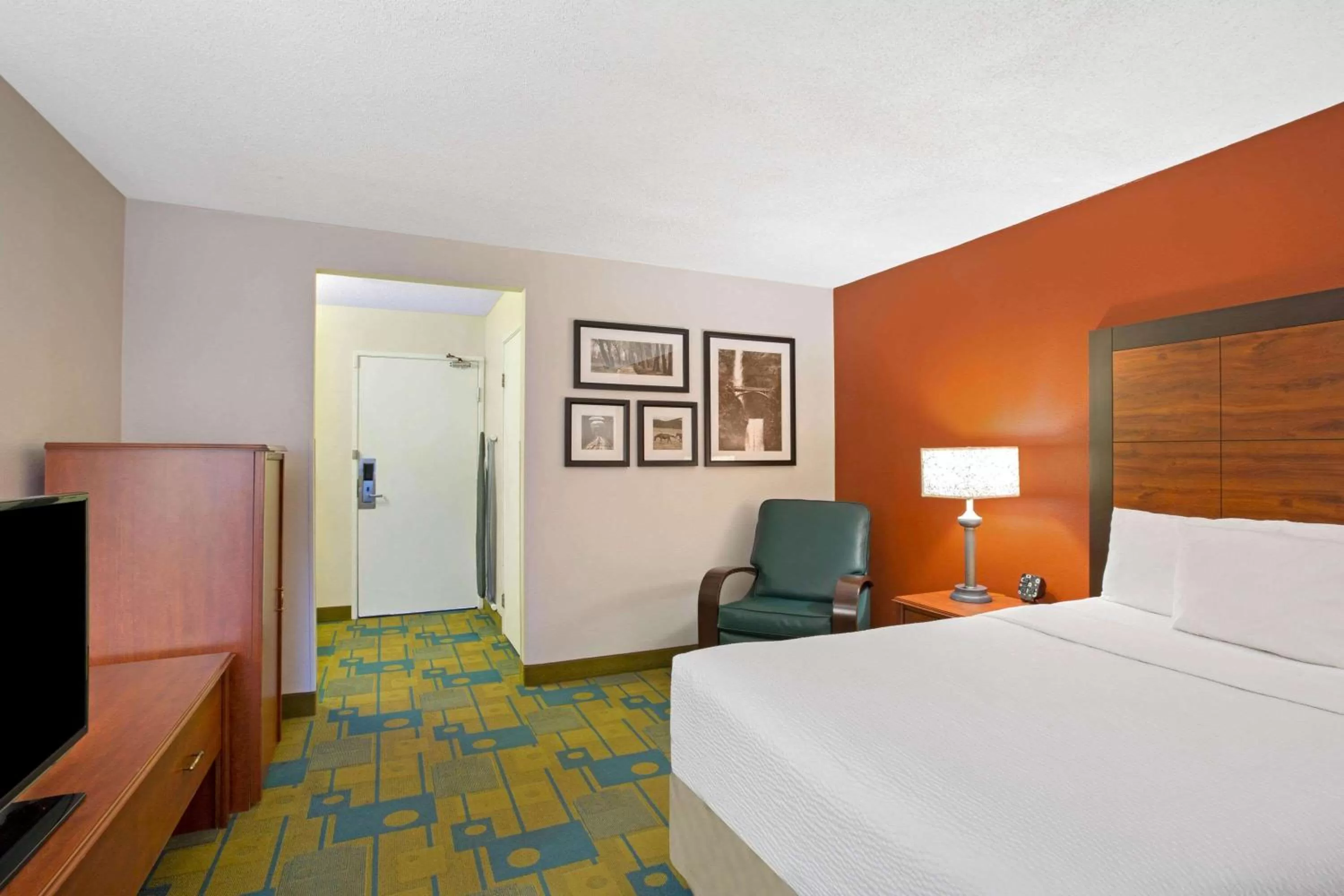 Photo of the whole room, Bed in La Quinta Inn by Wyndham Auburn Worcester