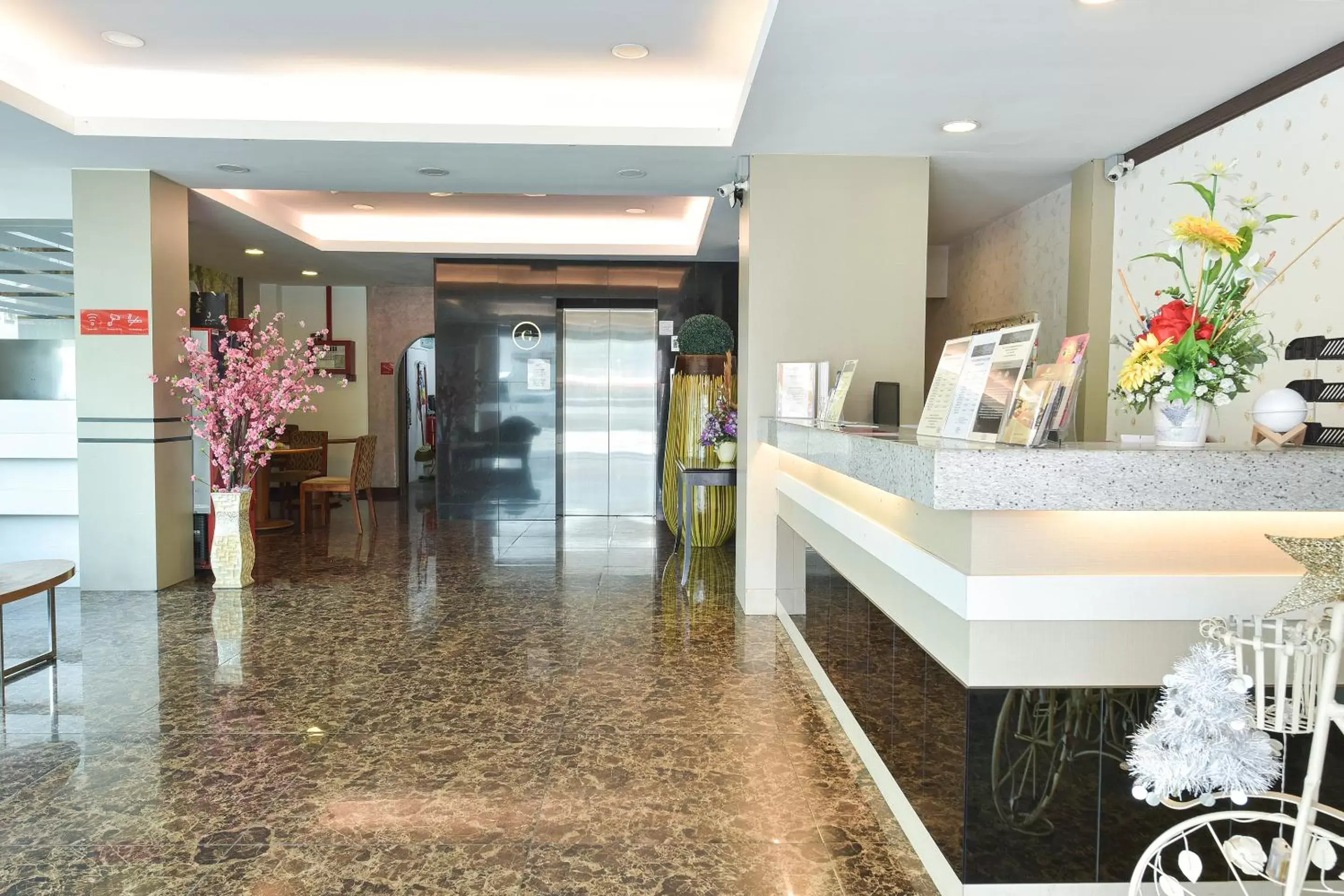 Lobby or reception, Lobby/Reception in Capital O 516 Grand CT Hotel