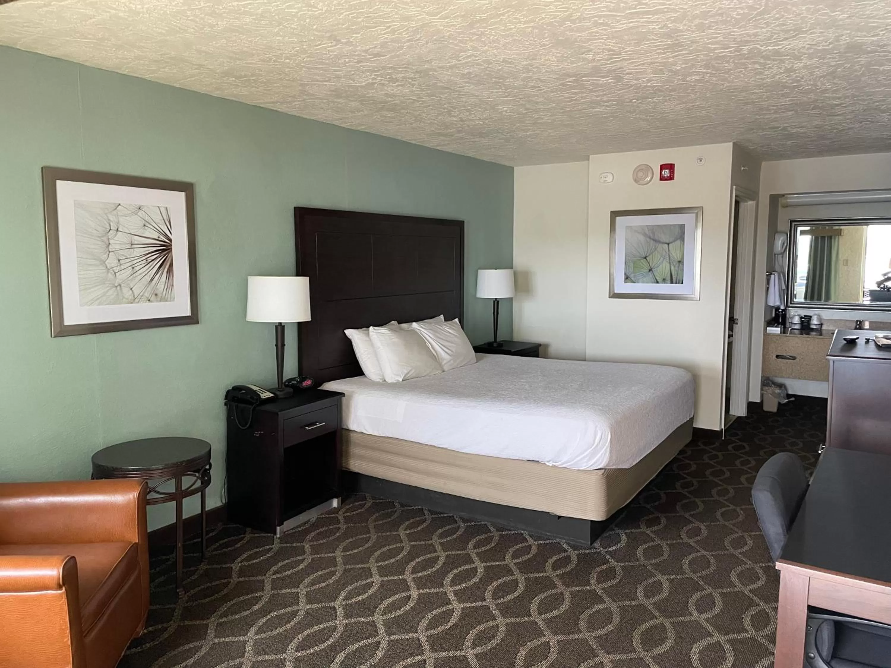 Bed in Quality Inn Clinton North