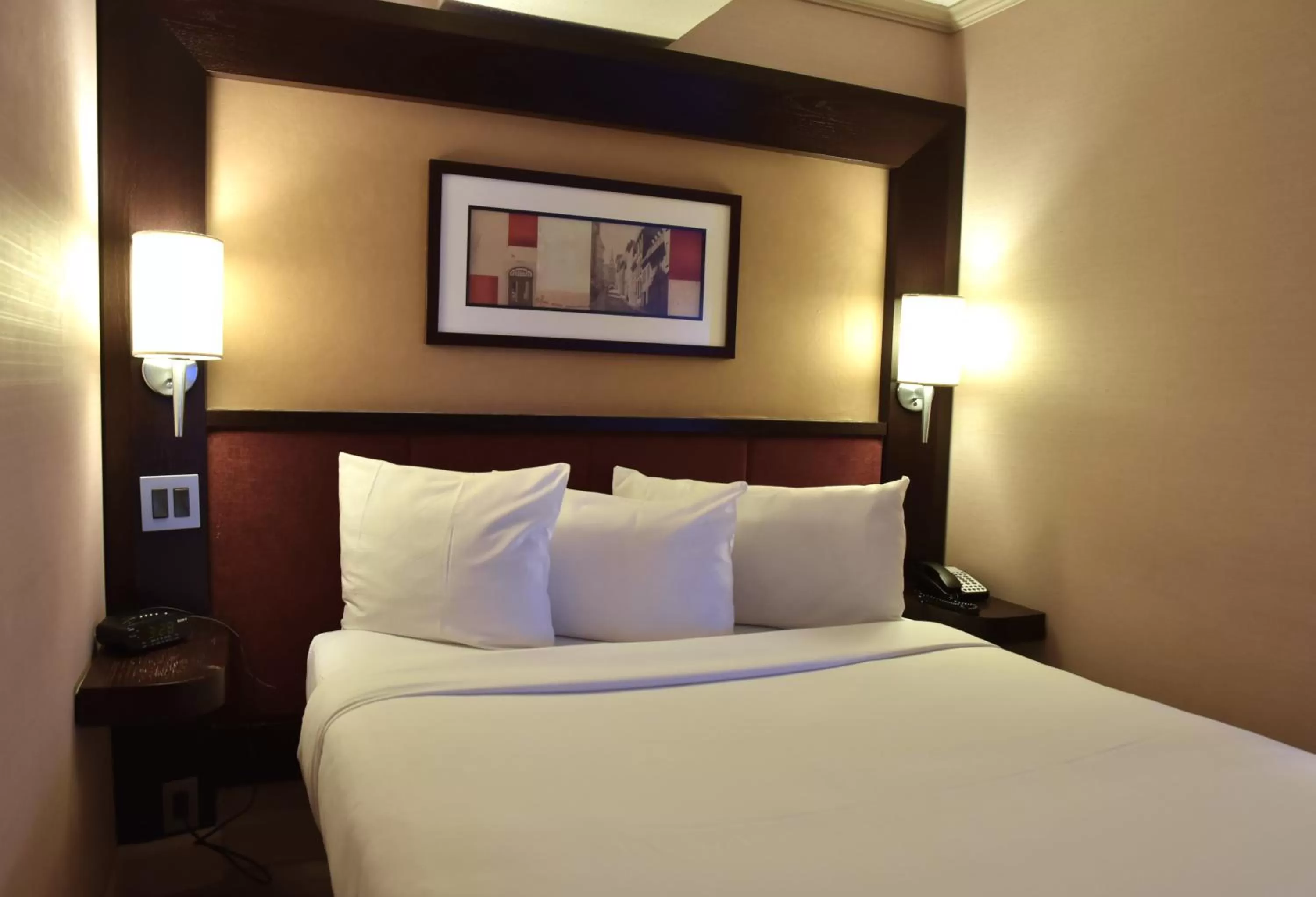 Bedroom, Bed in Hôtel Le Concorde Québec