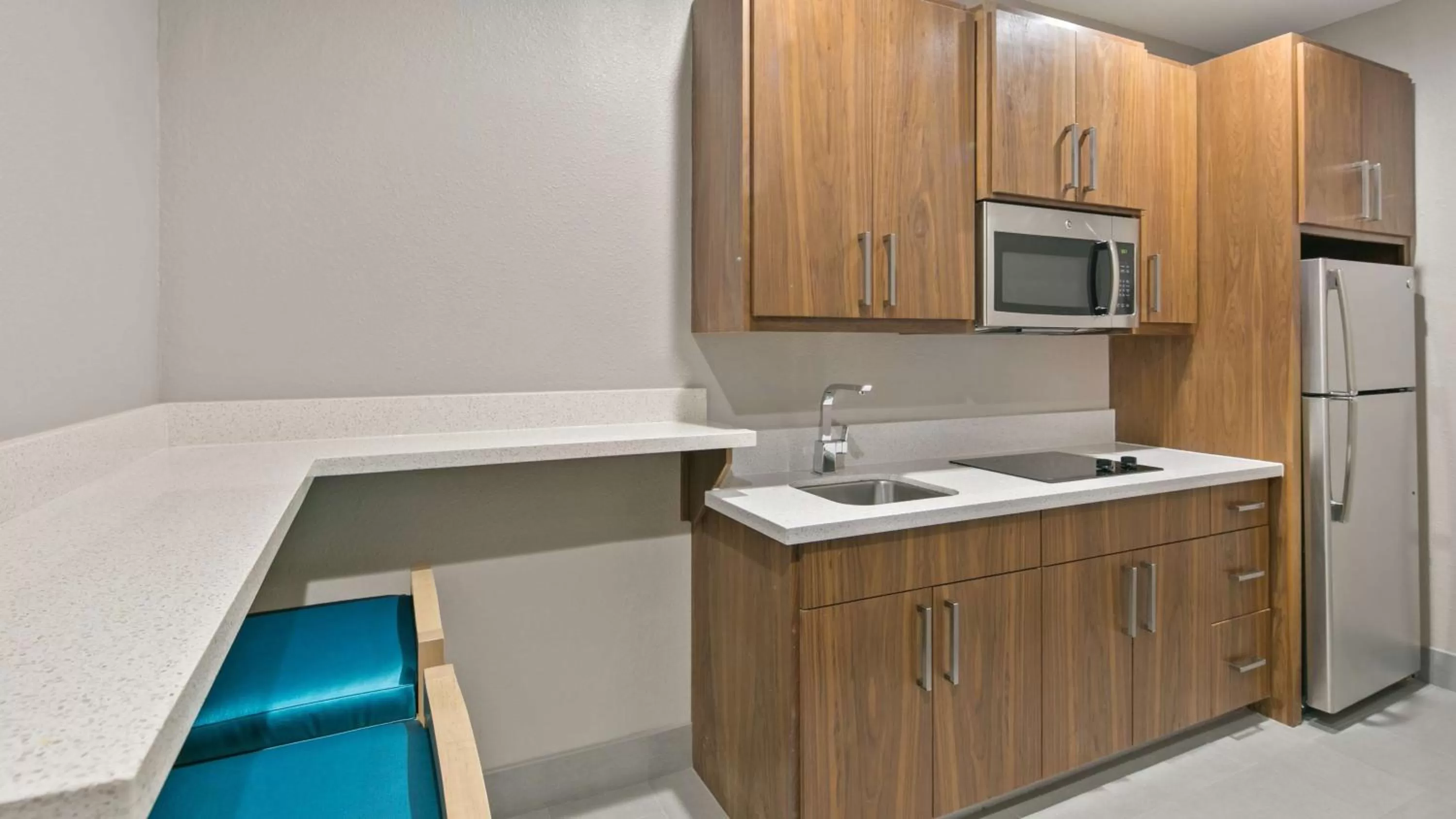 Kitchen or kitchenette in Best Western Plus Houston Atascocita Inn & Suites