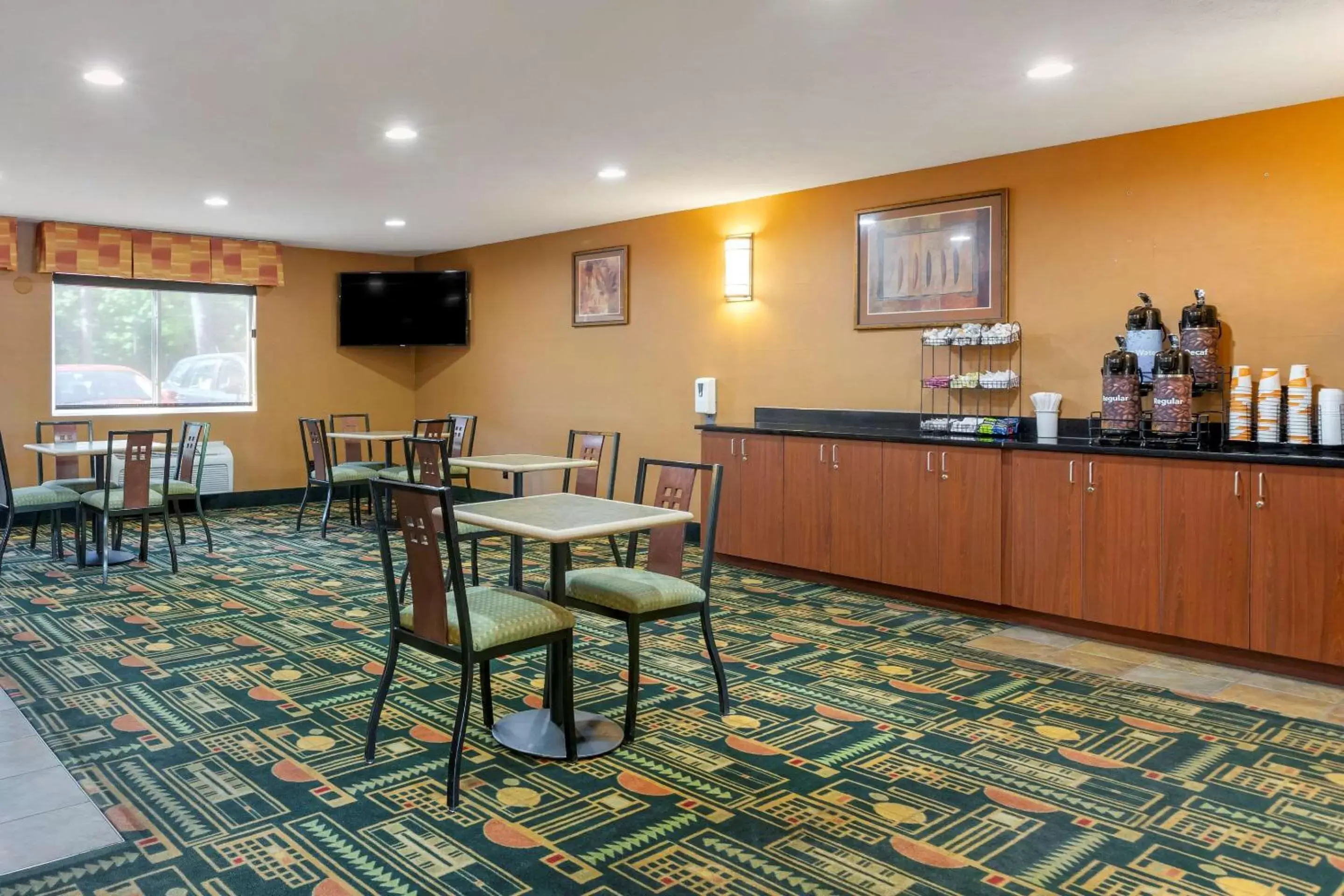 Restaurant/Places to Eat in Comfort Inn Traverse City