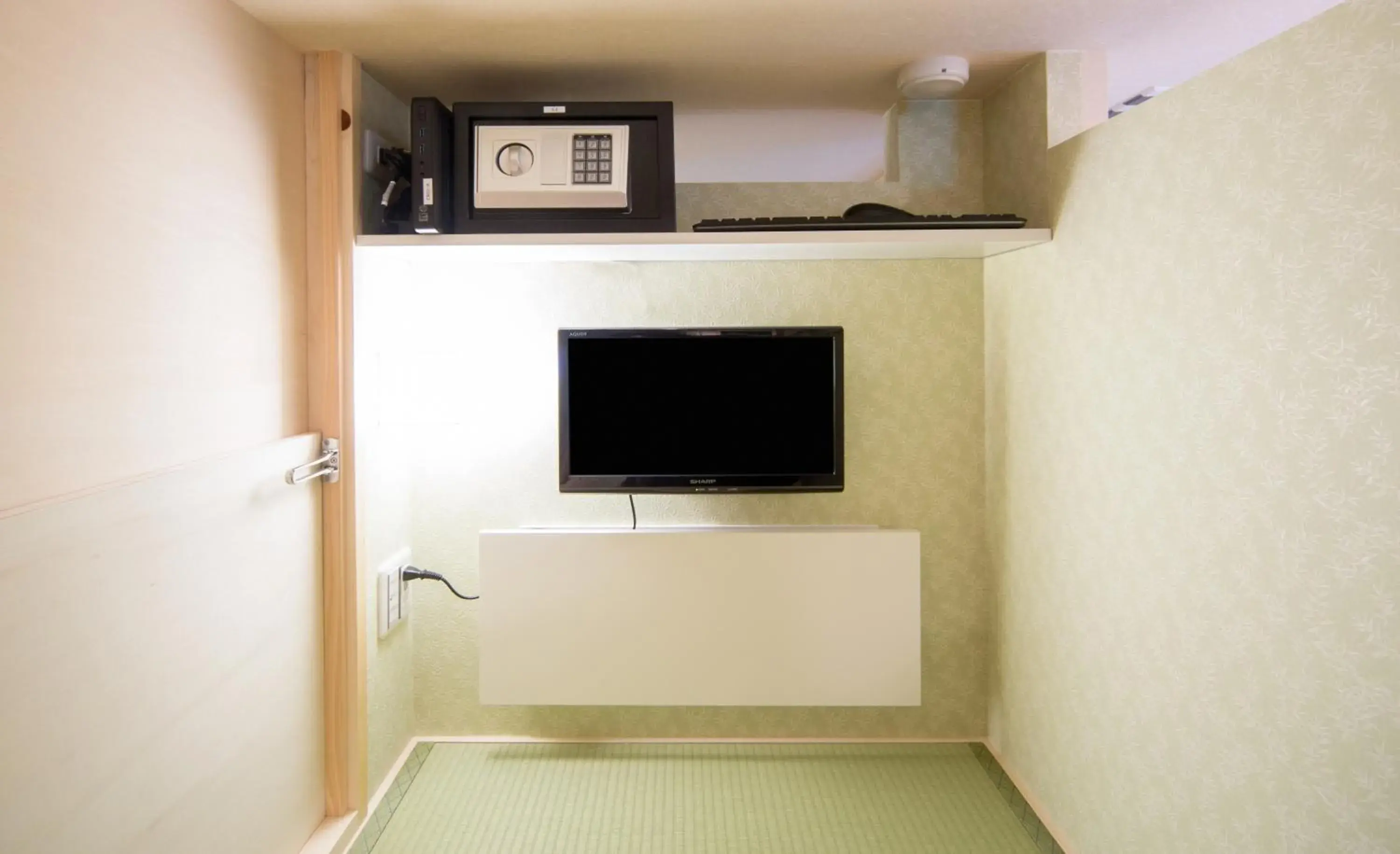 Decorative detail, TV/Entertainment Center in Guesthouse Wasabi Nagoya Ekimae