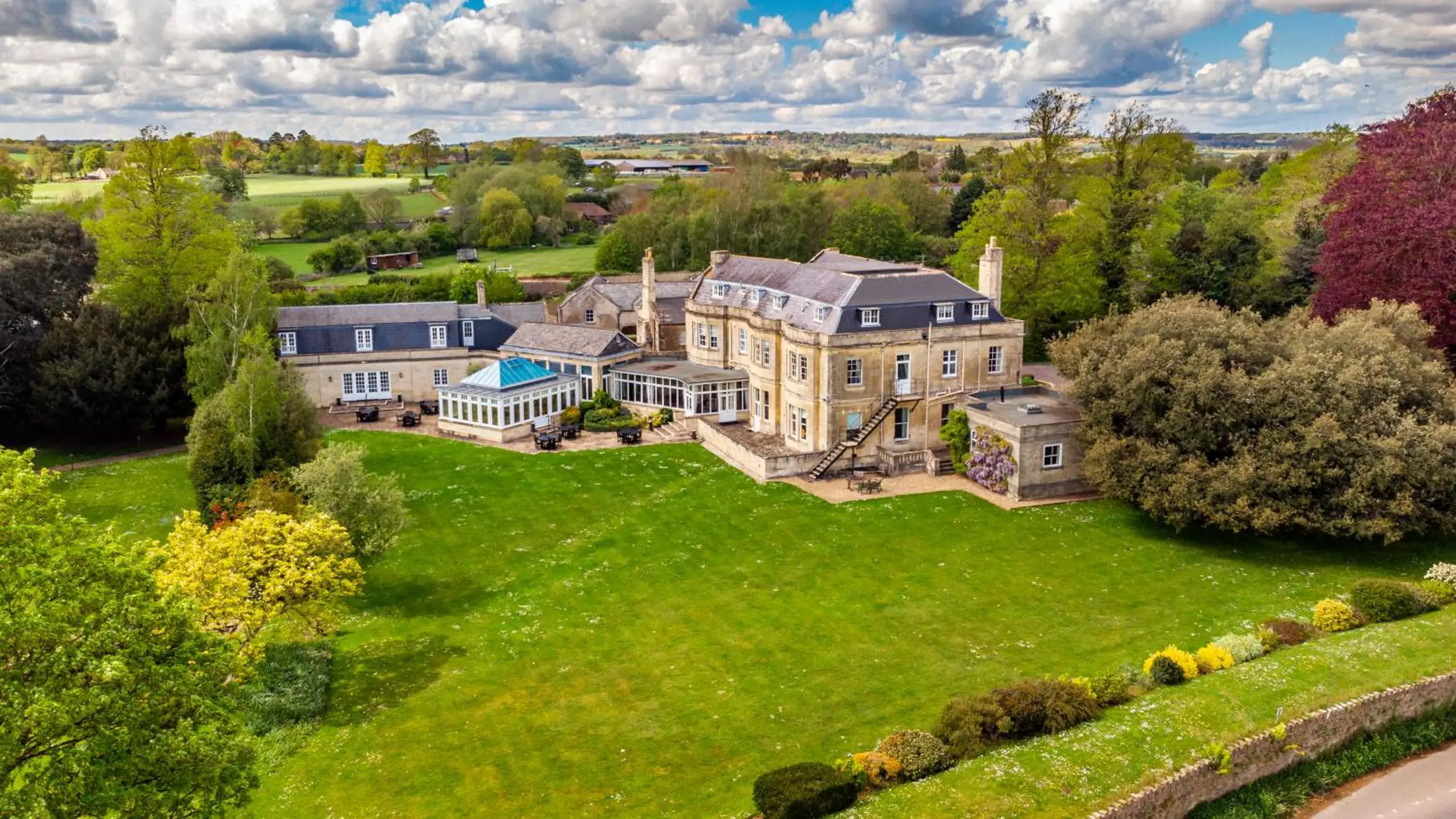 Property building, Bird's-eye View in Best Western Leigh Park Hotel