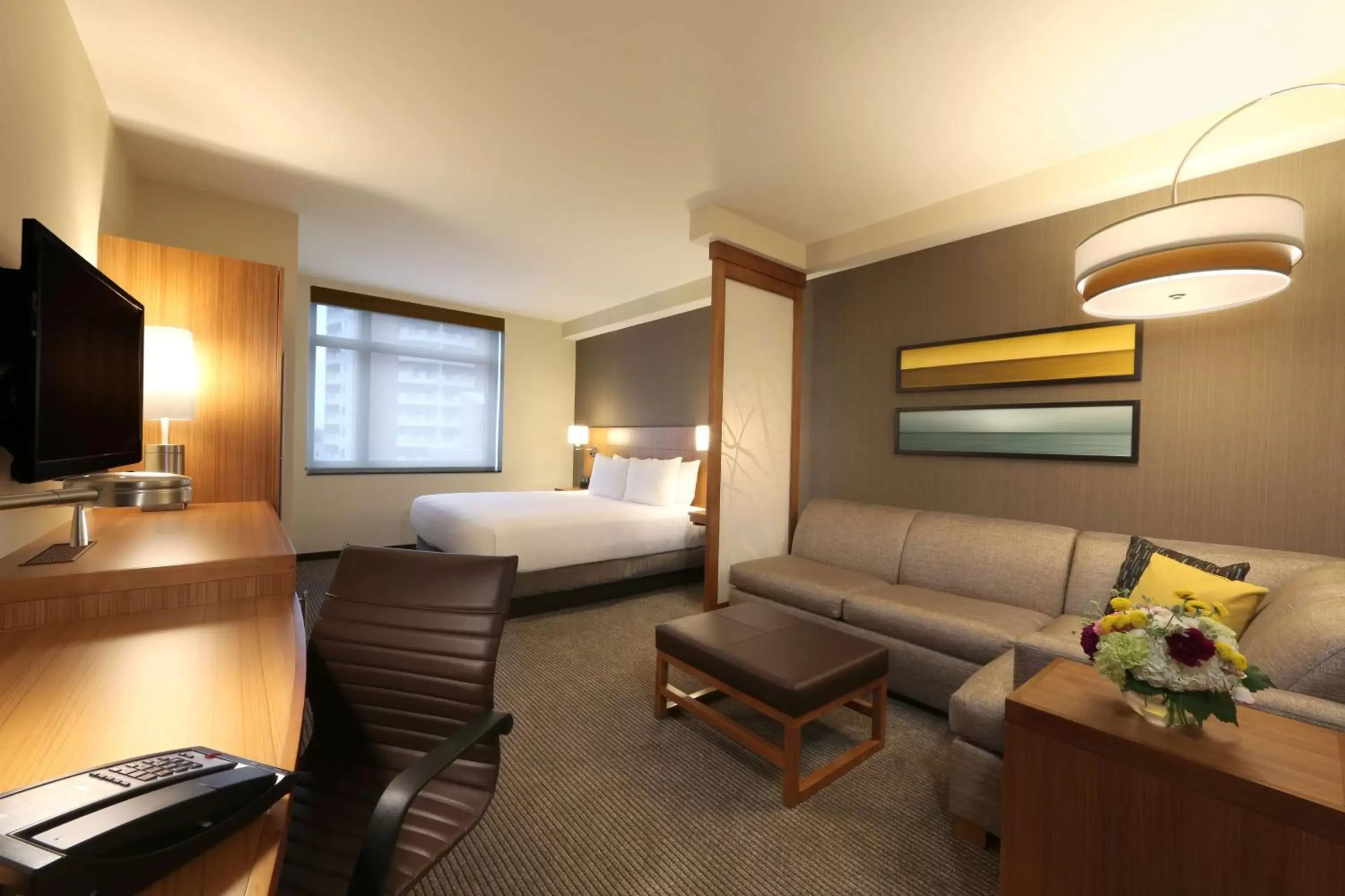 Photo of the whole room, Seating Area in Hyatt Place Flushing/LGA Airport
