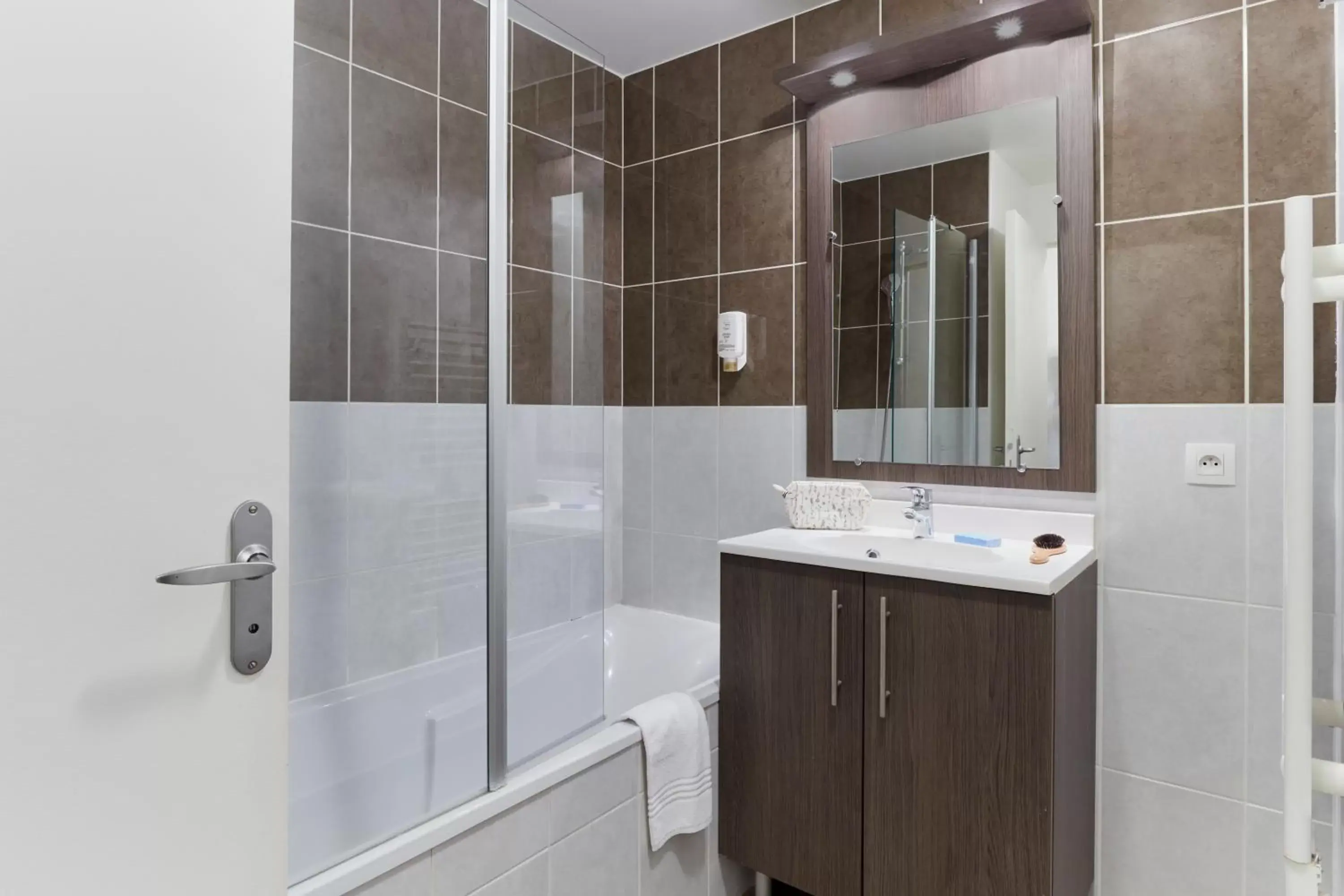 Bathroom in Aparthotel Adagio Access Poitiers