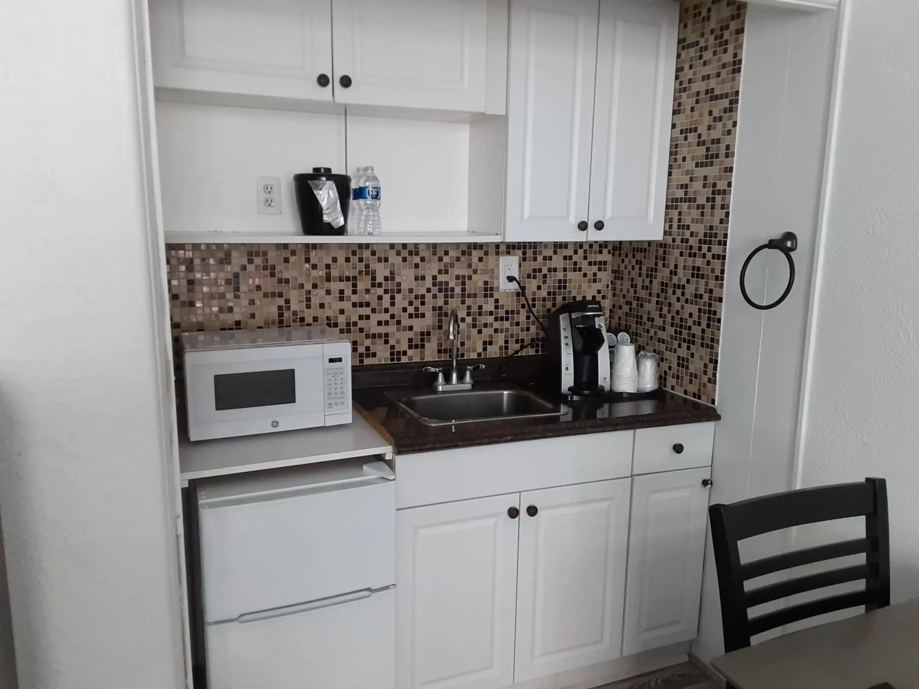 Kitchen/Kitchenette in Sandalwood Beach Resort