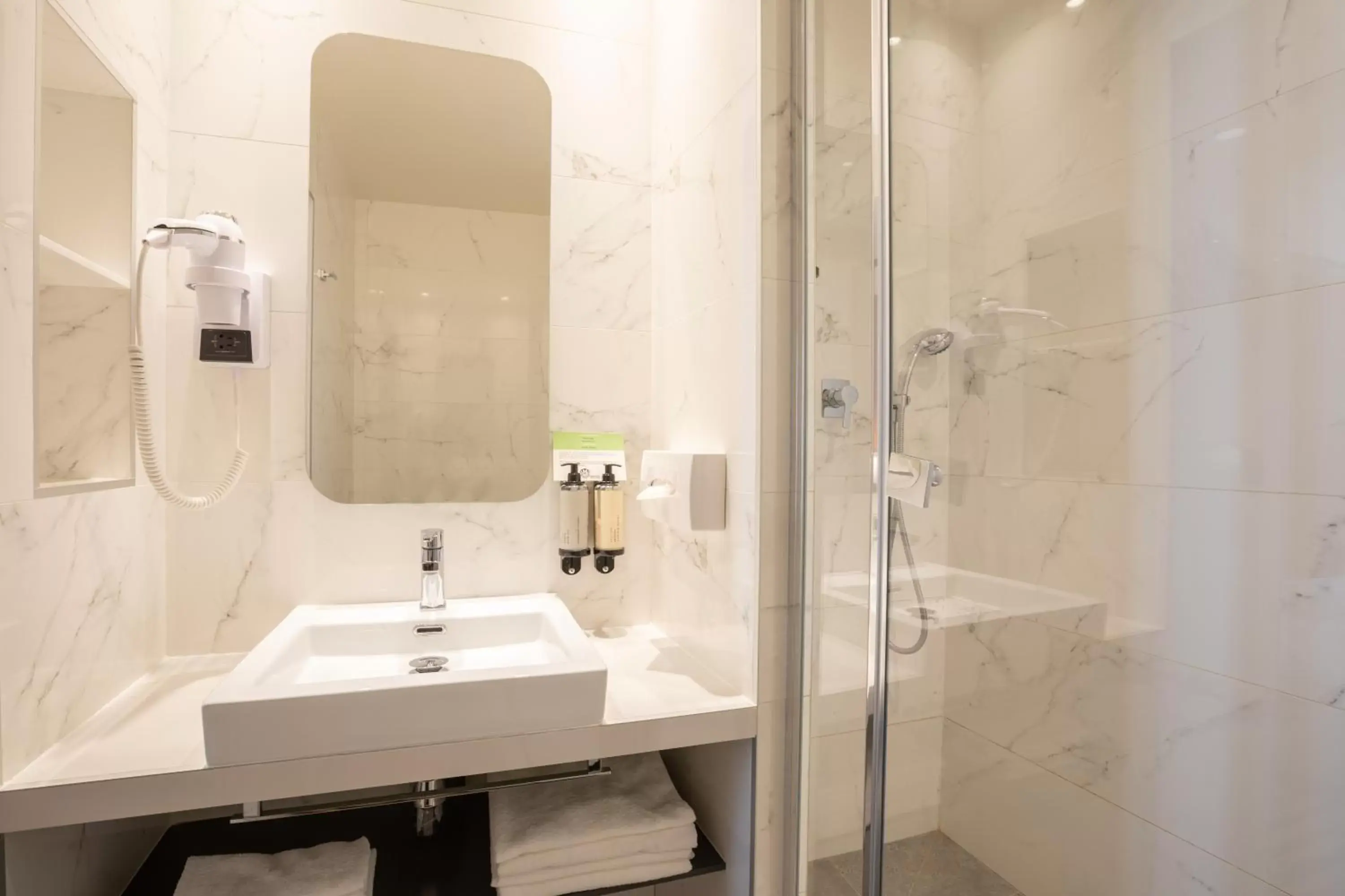 Shower, Bathroom in Prince Albert Lyon Bercy