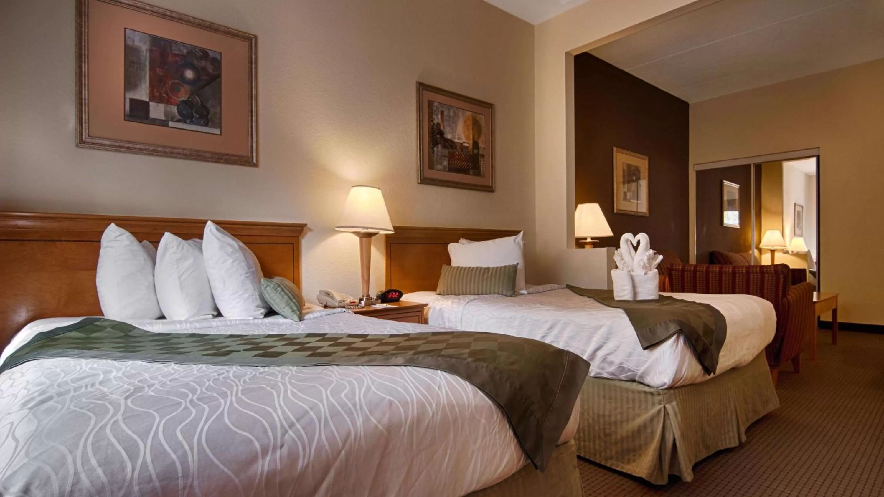 Photo of the whole room, Bed in Best Western Plus Newport News