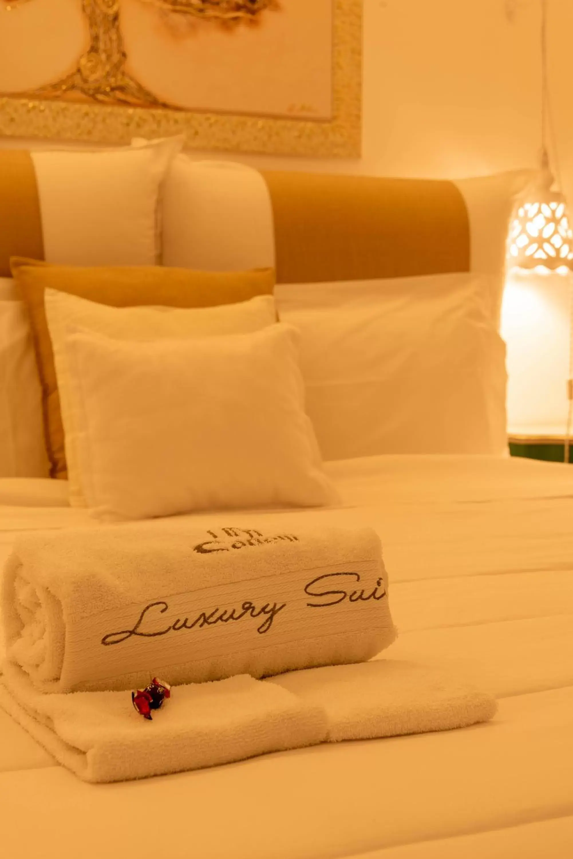 Bed in Cadelli Luxury Suite & Apartments