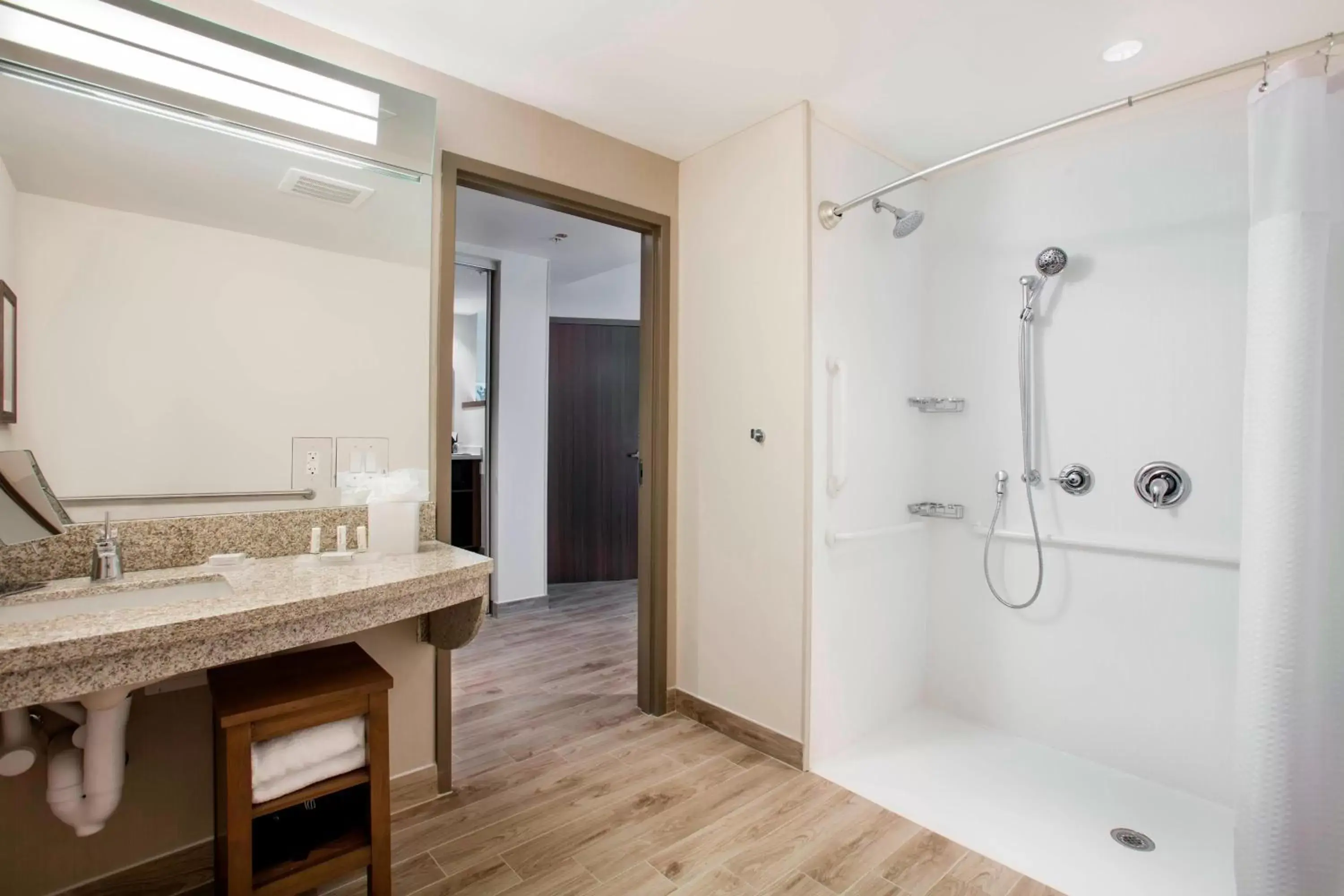 Bathroom in Courtyard by Marriott Faro Blanco Resort