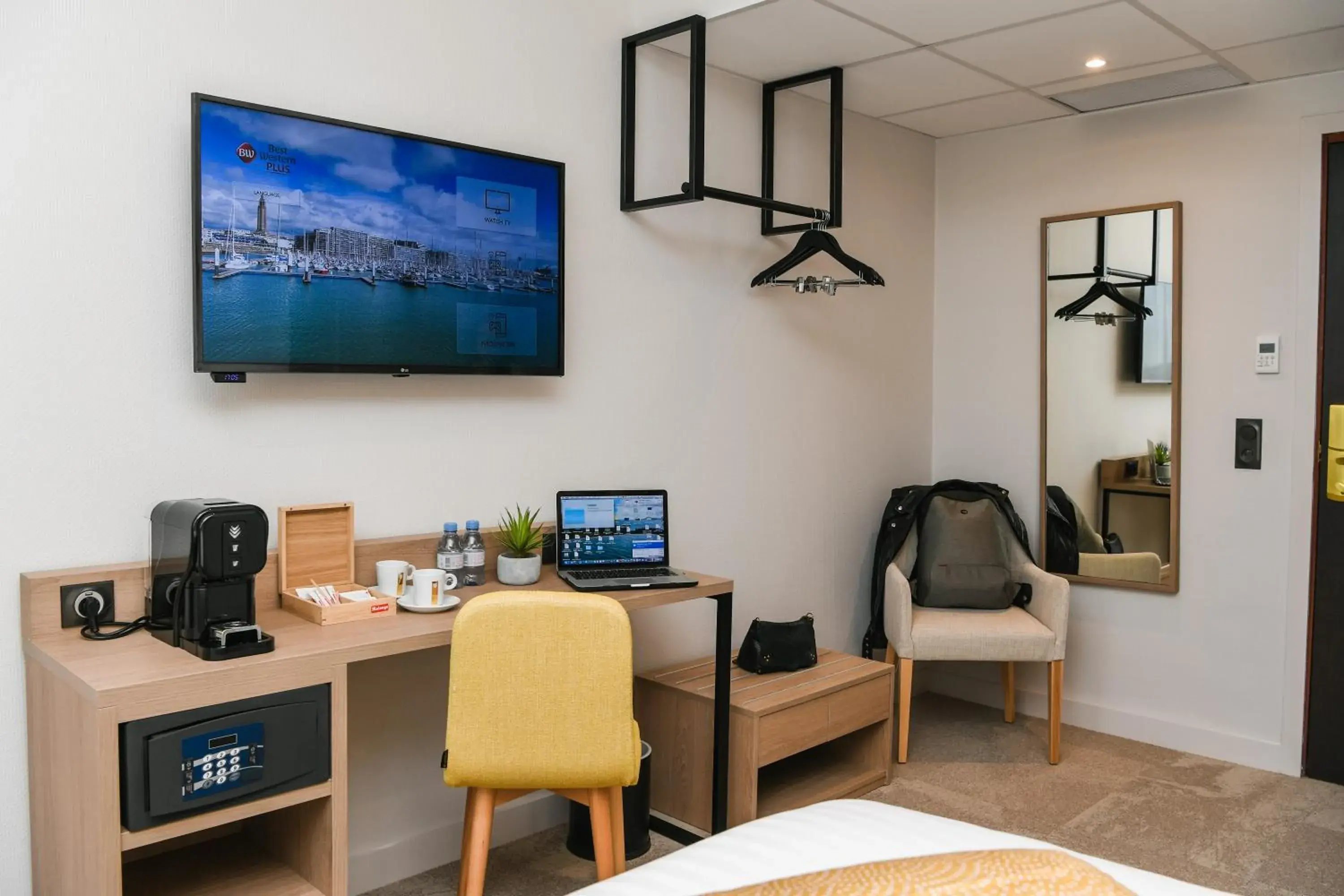 TV and multimedia, TV/Entertainment Center in Best Western Plus Le Havre Centre Gare