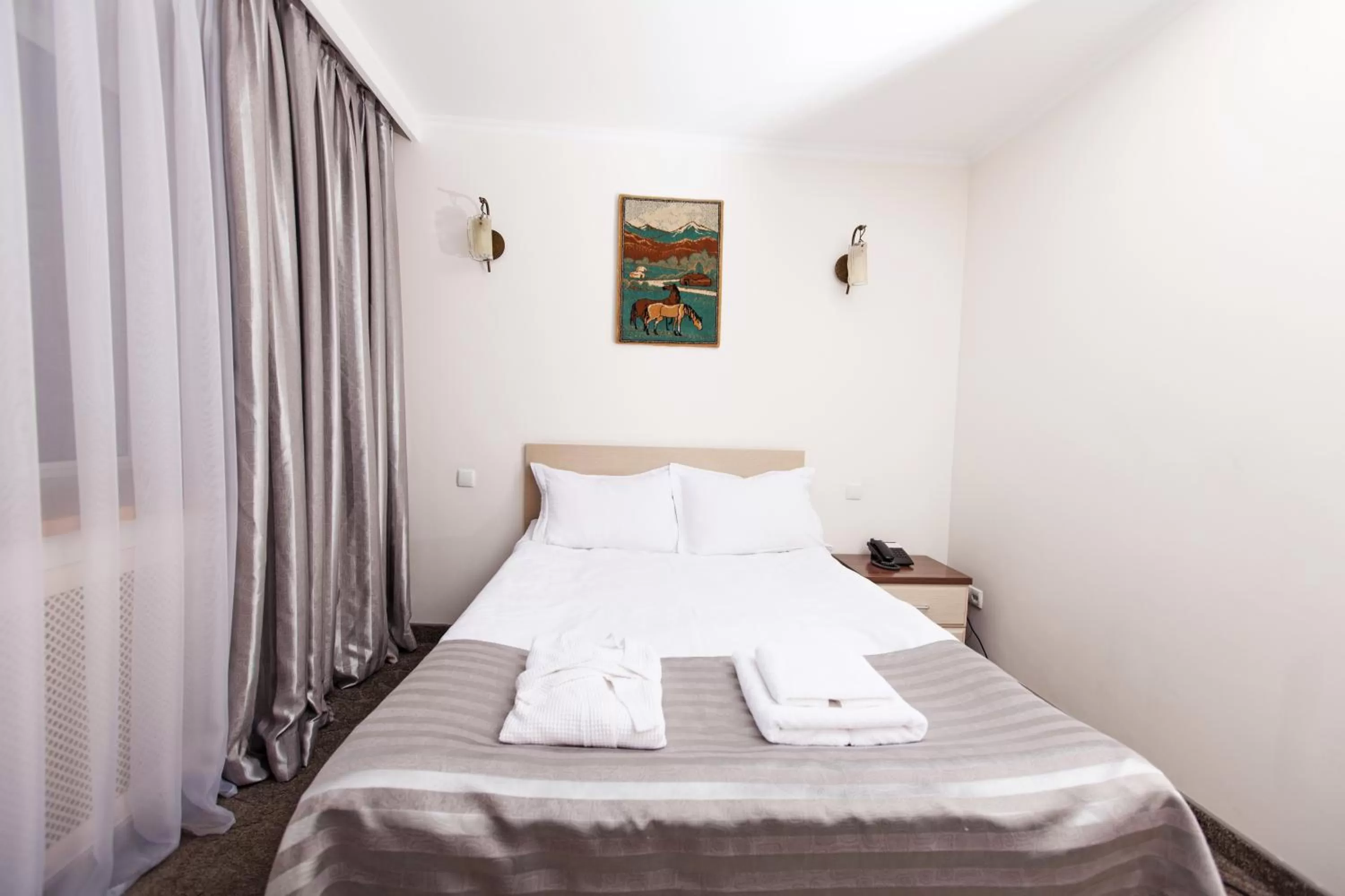 Photo of the whole room, Bed in Alma