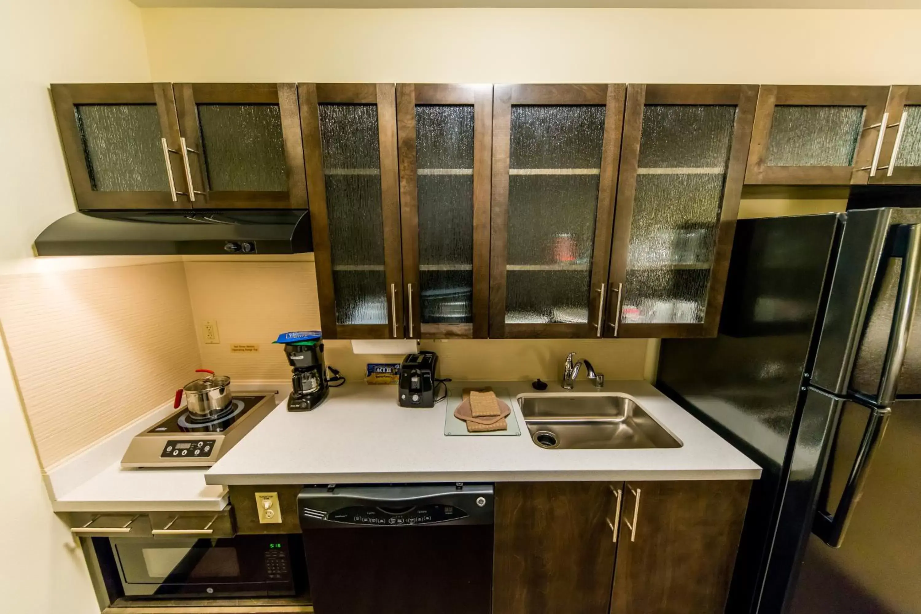Photo of the whole room, Kitchen/Kitchenette in Candlewood Suites - Fairbanks, an IHG Hotel