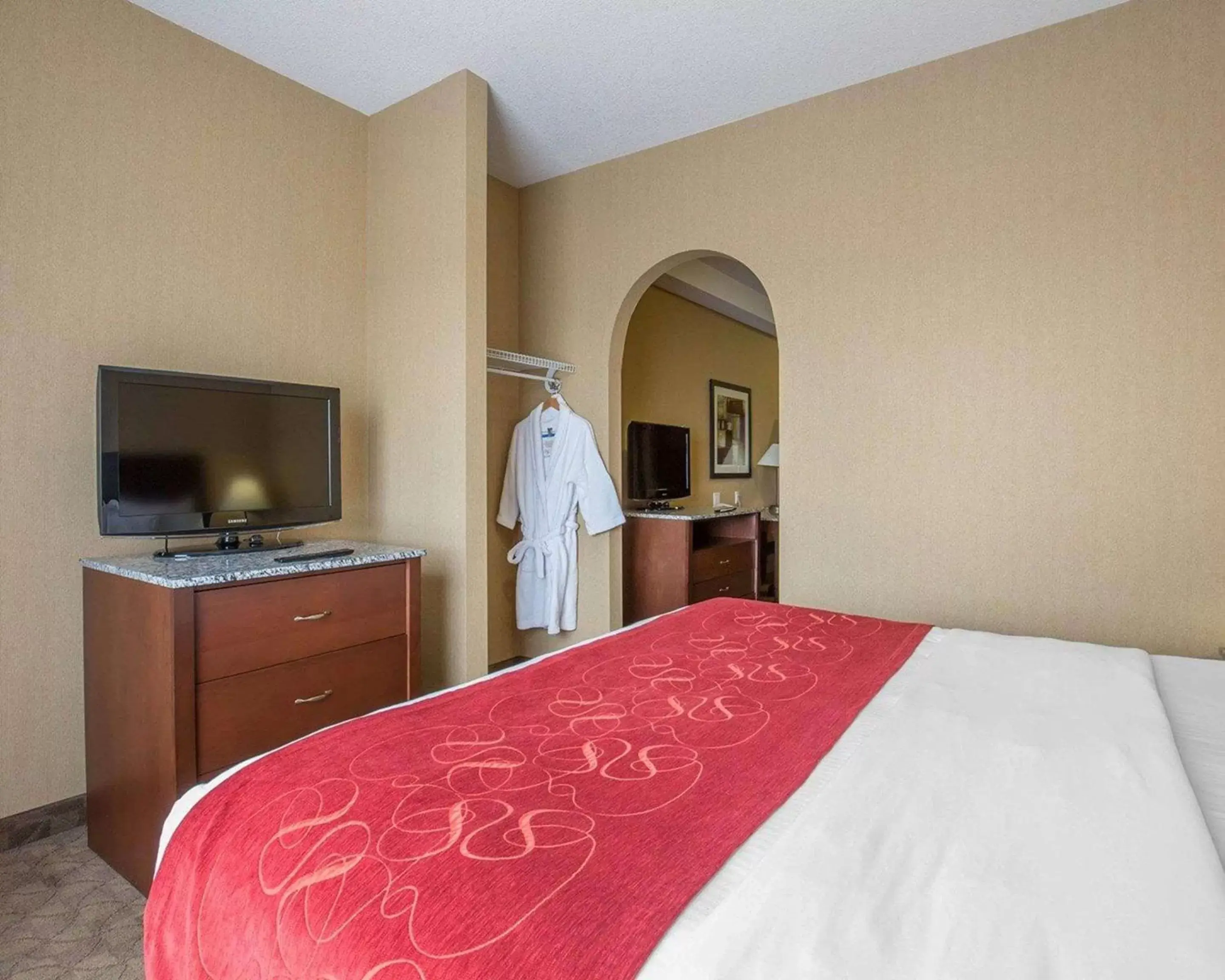 Photo of the whole room, Bed in Comfort Inn & Suites Airdrie