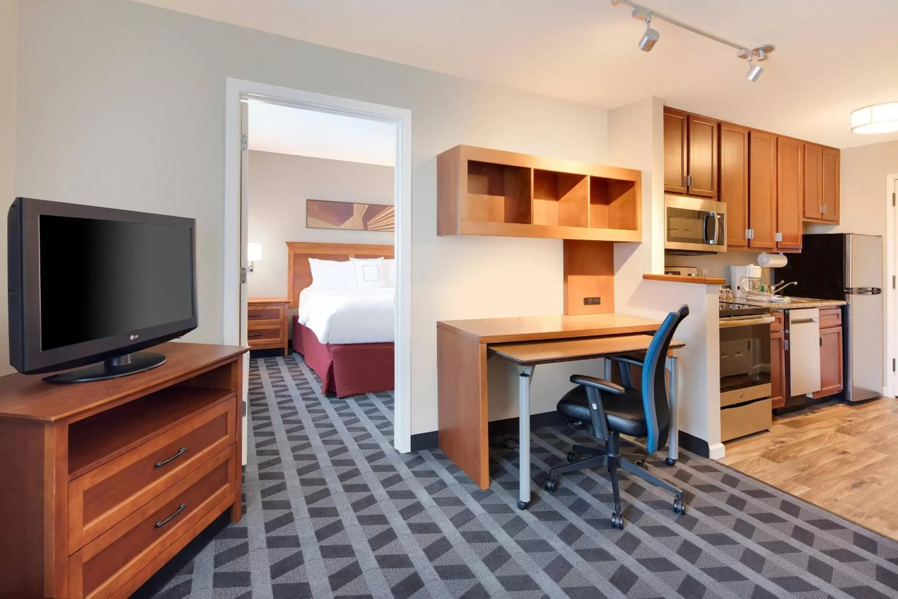 Bedroom, TV/Entertainment Center in TownePlace Suites by Marriott Bentonville Rogers